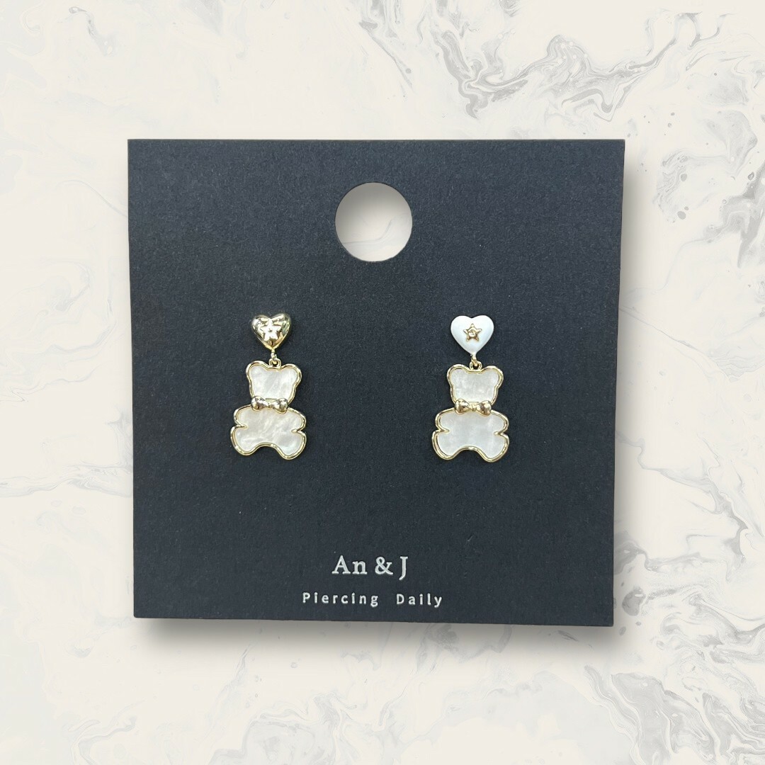 韓國直送-銀針 不對稱 金愛心吊金邊白面領結熊熊