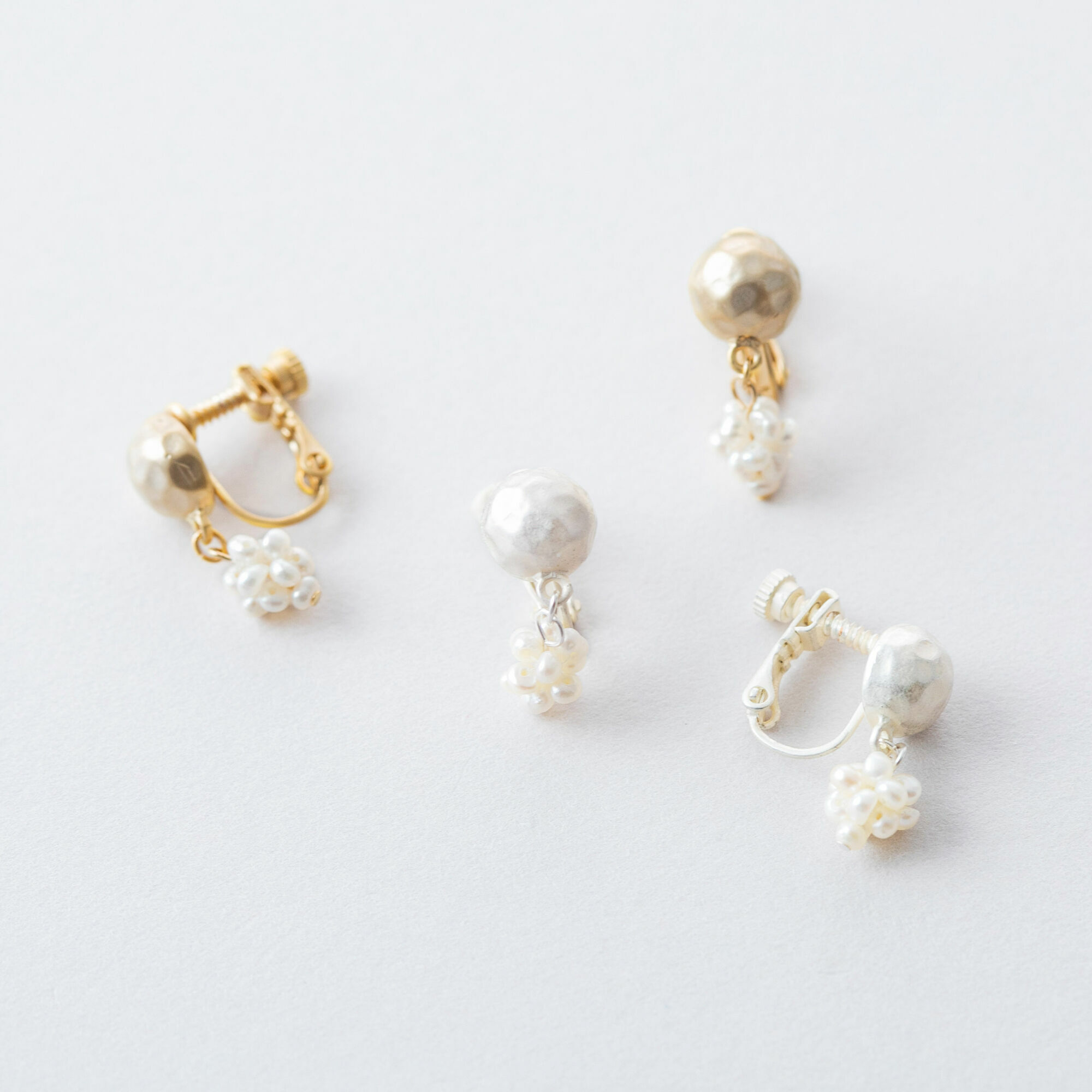 Pisceans-淡水珍珠花球夾式耳環／金色