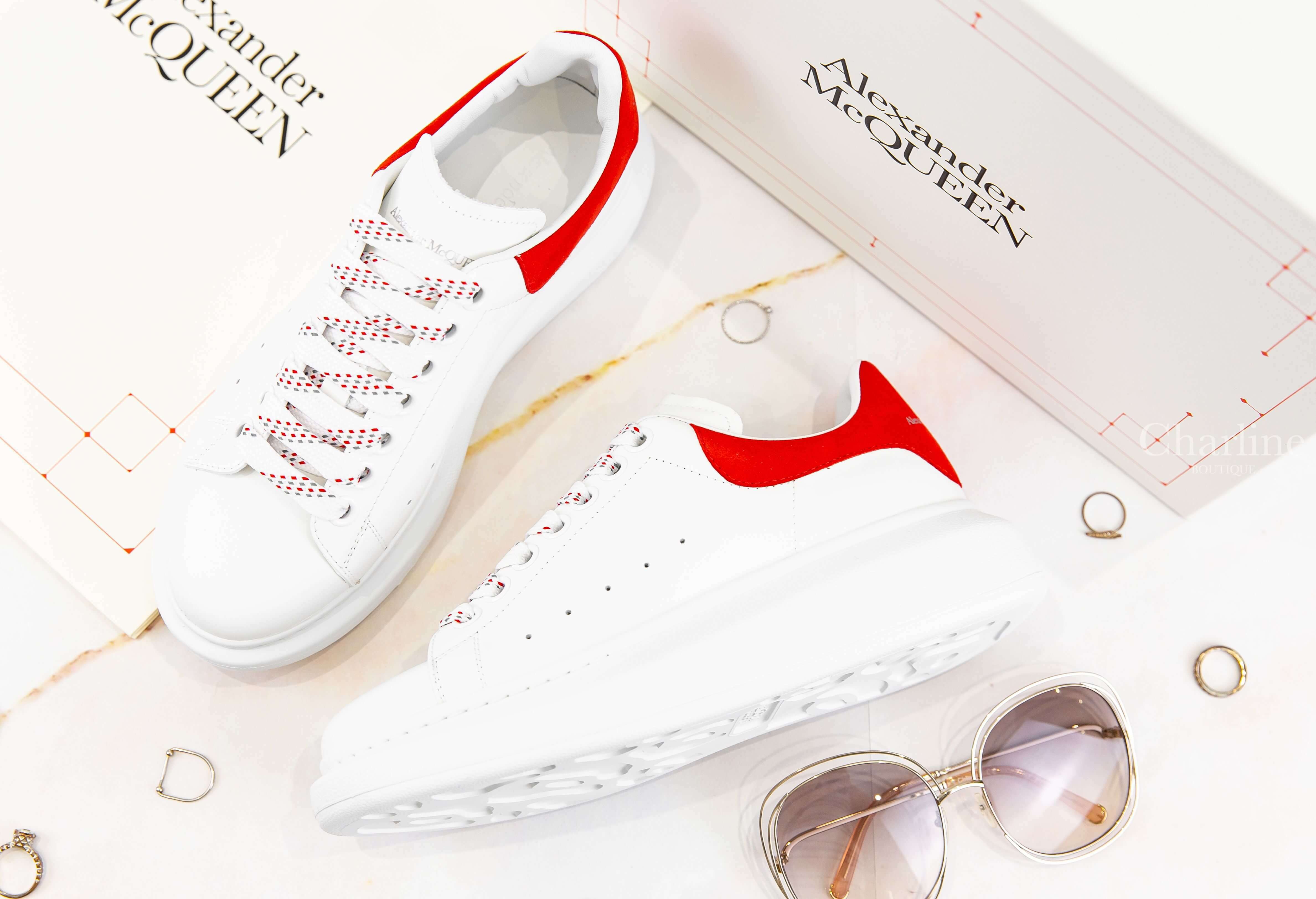Alexander McQueen Oversize Sneaker 白色亮紅麂皮小牛皮運動鞋-Charline Boutique 精品代購