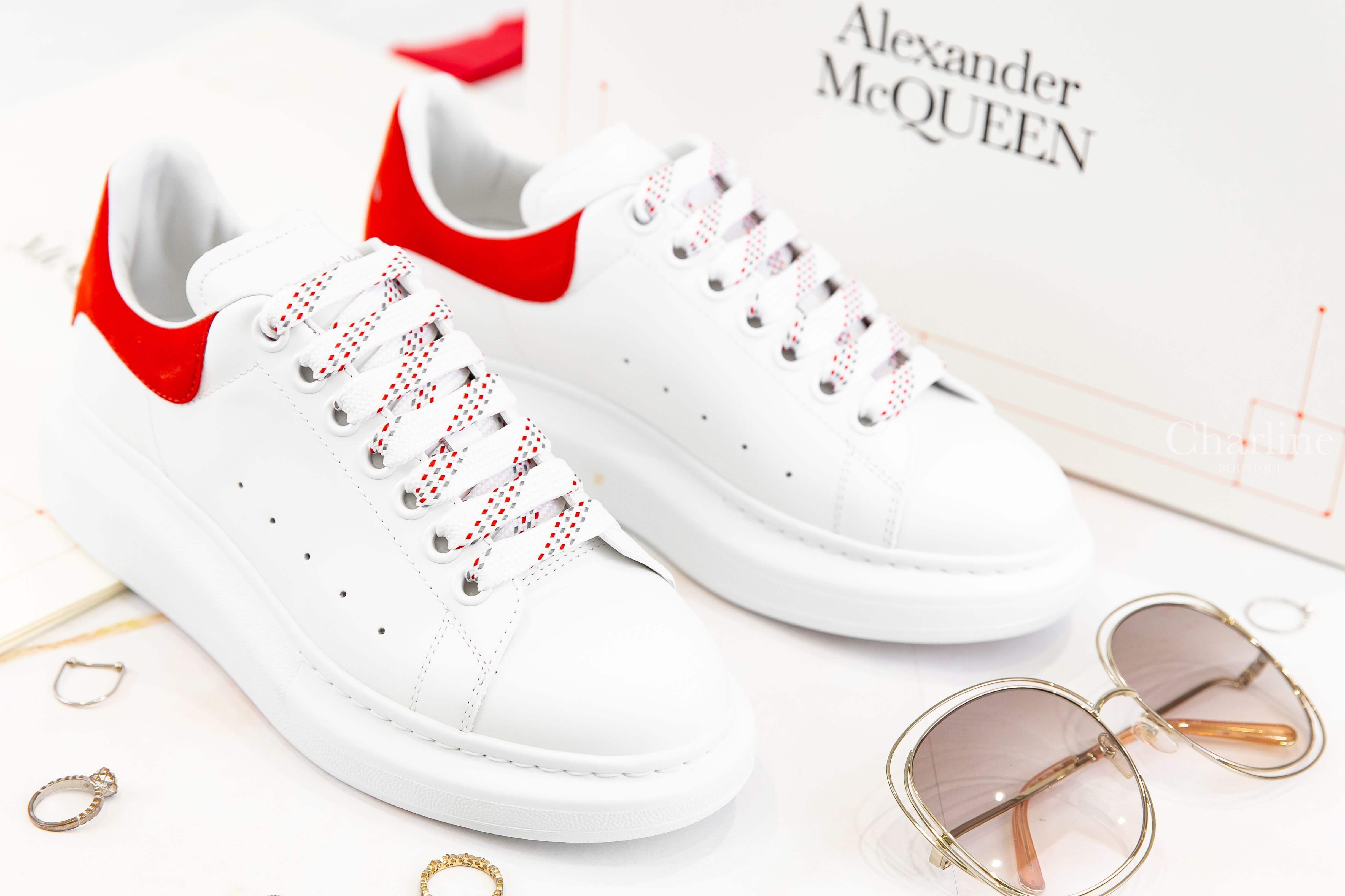 Alexander McQueen 白色亮紅麂皮小牛皮運動鞋-Charline Boutique