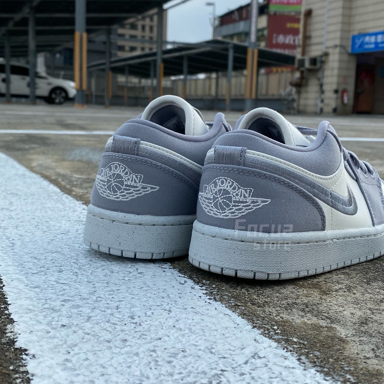 Focus Store】部分現貨Wmns Air Jordan 1 Low SE 'Light Steel