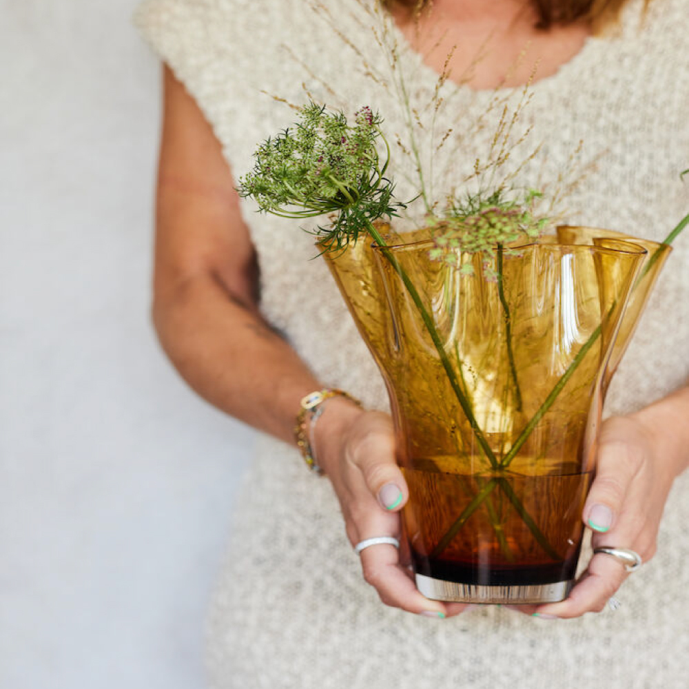 Sagaform-Viva 花瓶,琥珀色L號,插上鮮綠色植物,創造不一樣的花藝。