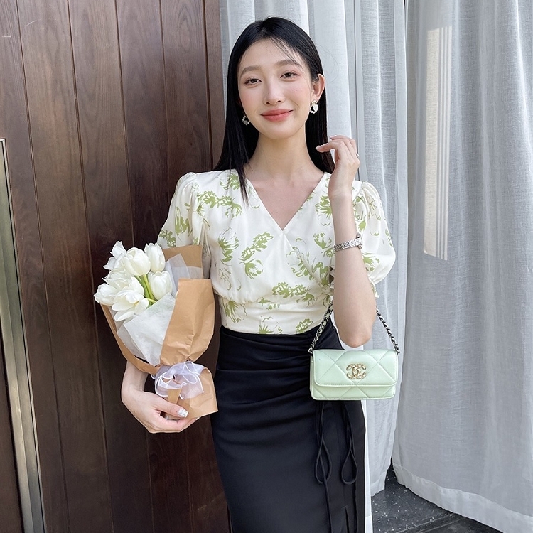 Ｖ領澎袖綁帶花衣