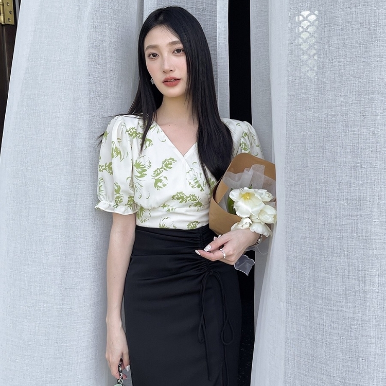 Ｖ領澎袖綁帶花衣