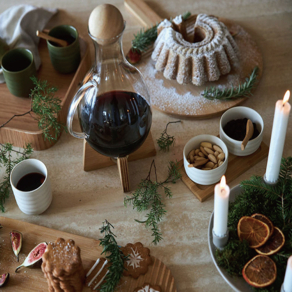 Sagaform-玻璃壺1.8L,搭配竹製底座,放上一顆小圓蠟燭便可加熱。