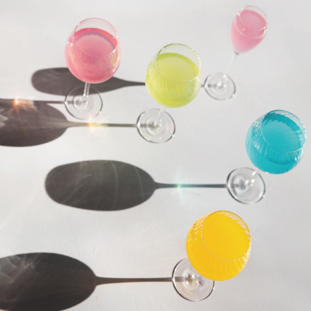 Sagaform saga 香檳雞尾酒杯2入組,盛著果汁,繽紛色彩