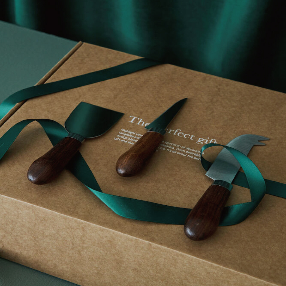 Astrid 起司甜點餐刀組,再生紙盒包裝可搭配緞帶裝飾,適合自用或送禮