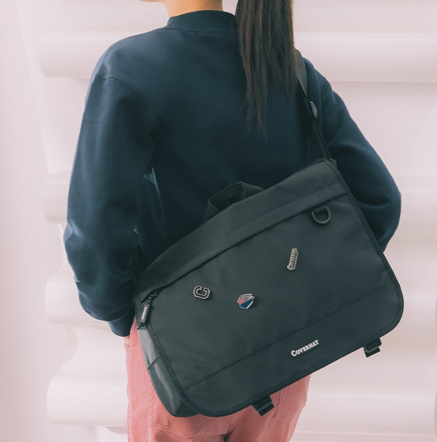 韓國代購 COVERNAT 小帽子掛勾 郵差包 側背包 休閒 黑 MAY-