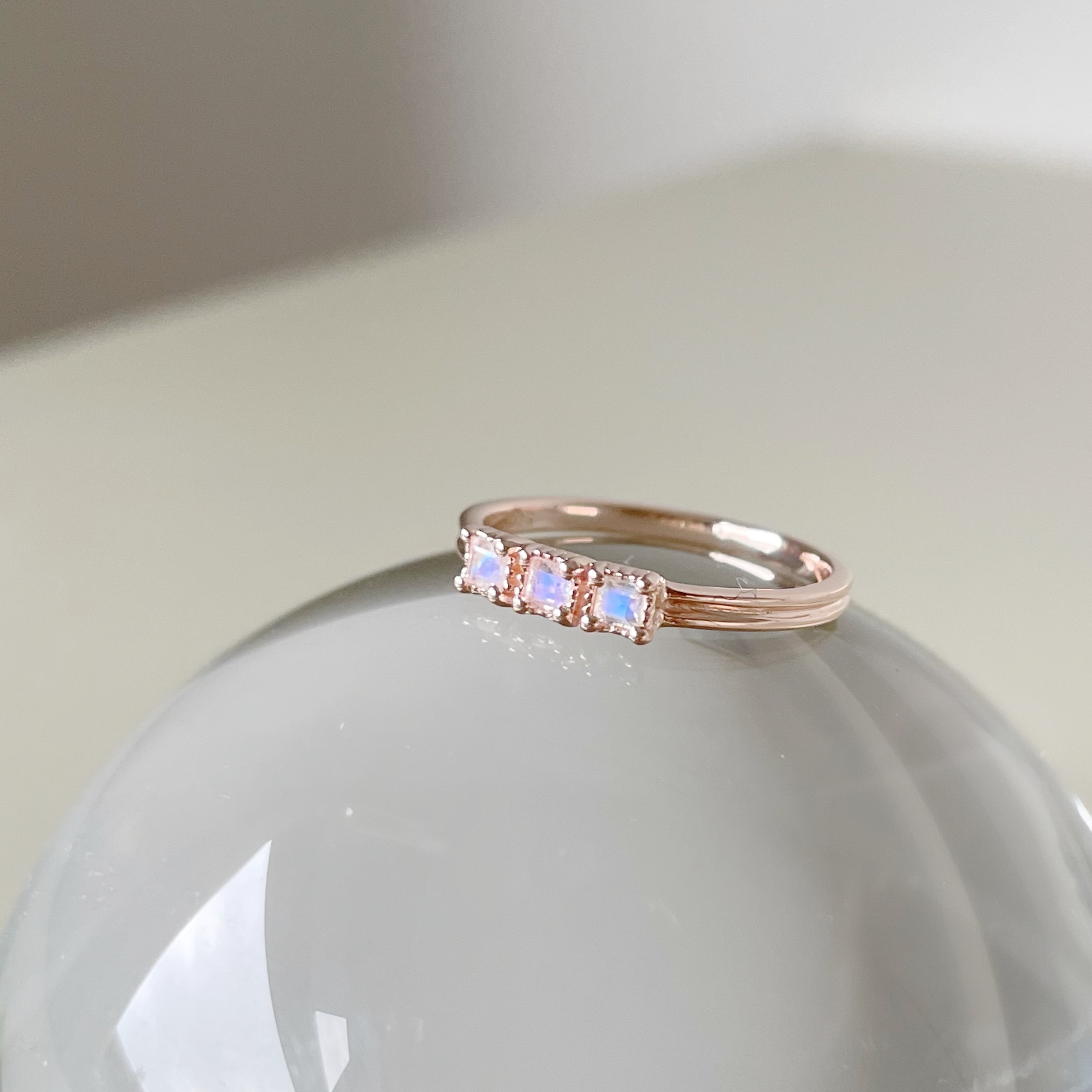 三顆蛋糕方形月光石戒指