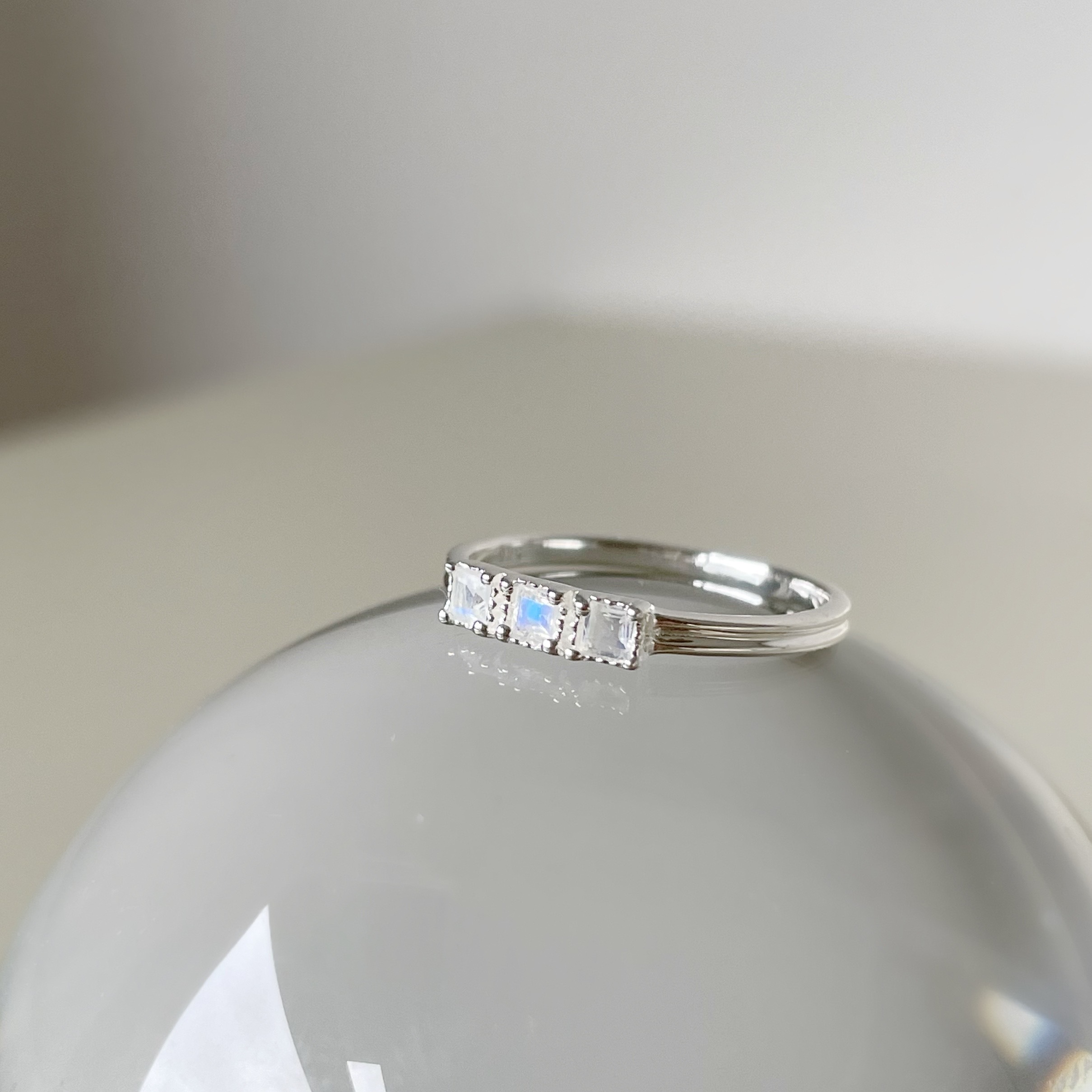 三顆蛋糕方形月光石戒指