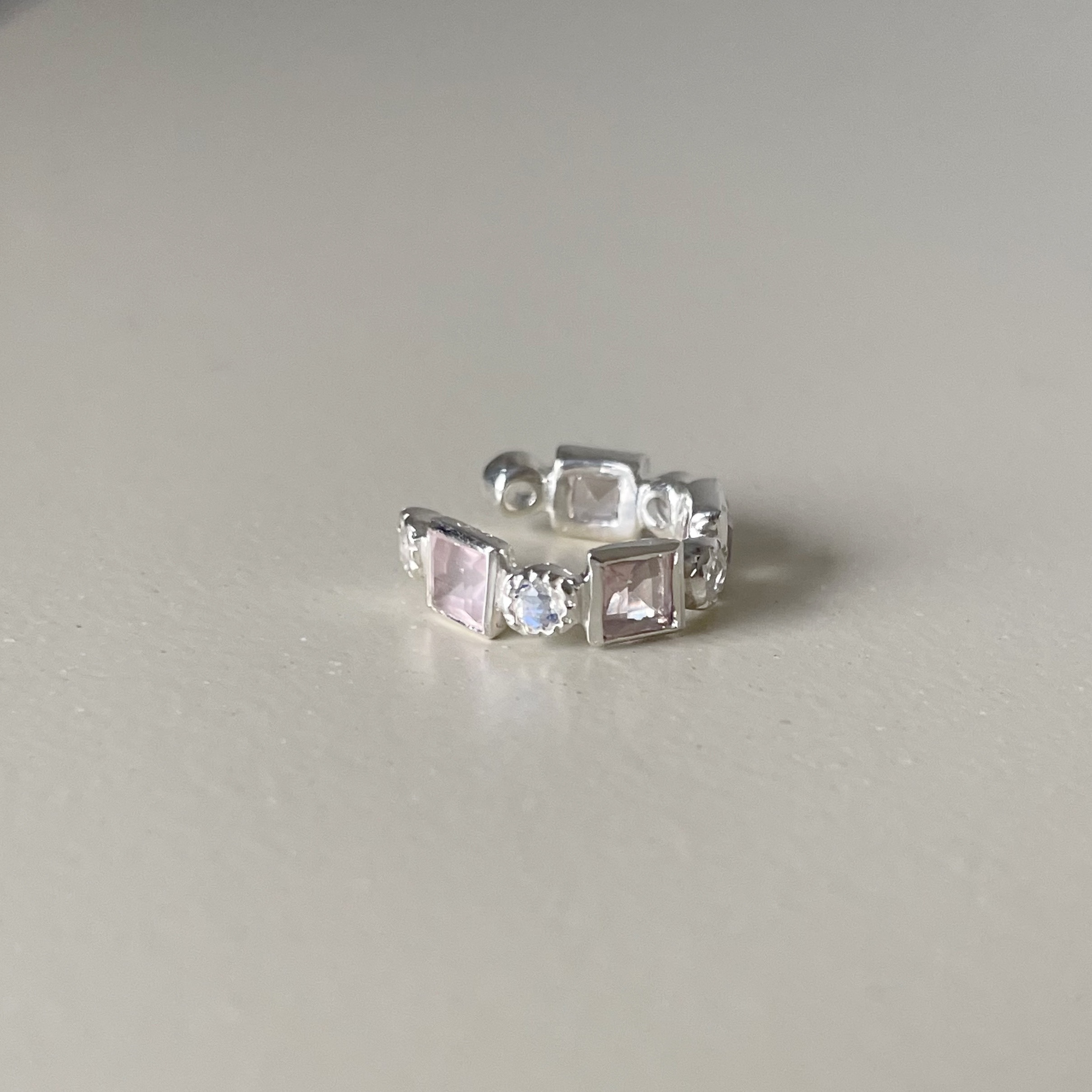 方圓整圈月光粉晶耳骨夾