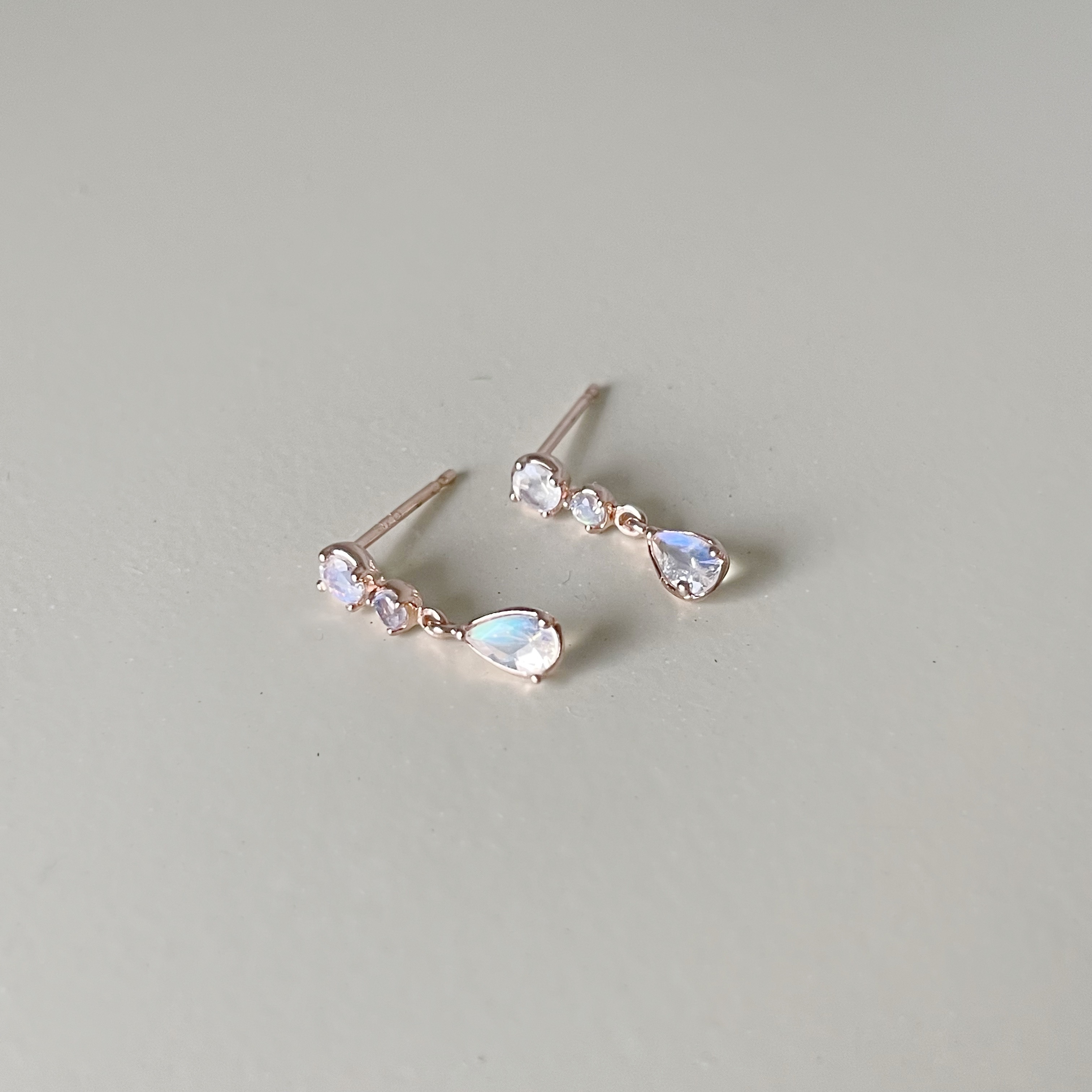 淚滴月光石耳環