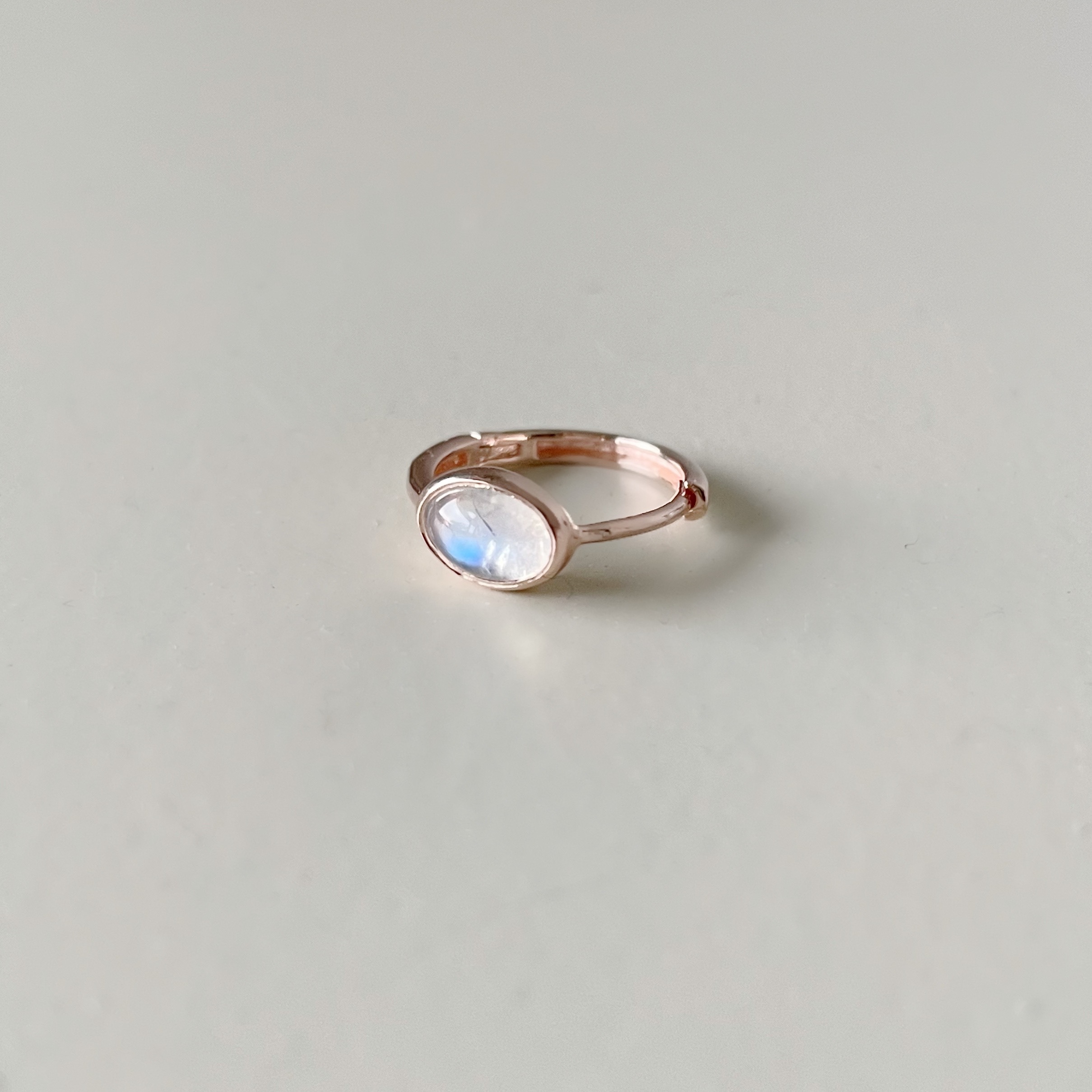 簡約光面橢圓月光石耳圈