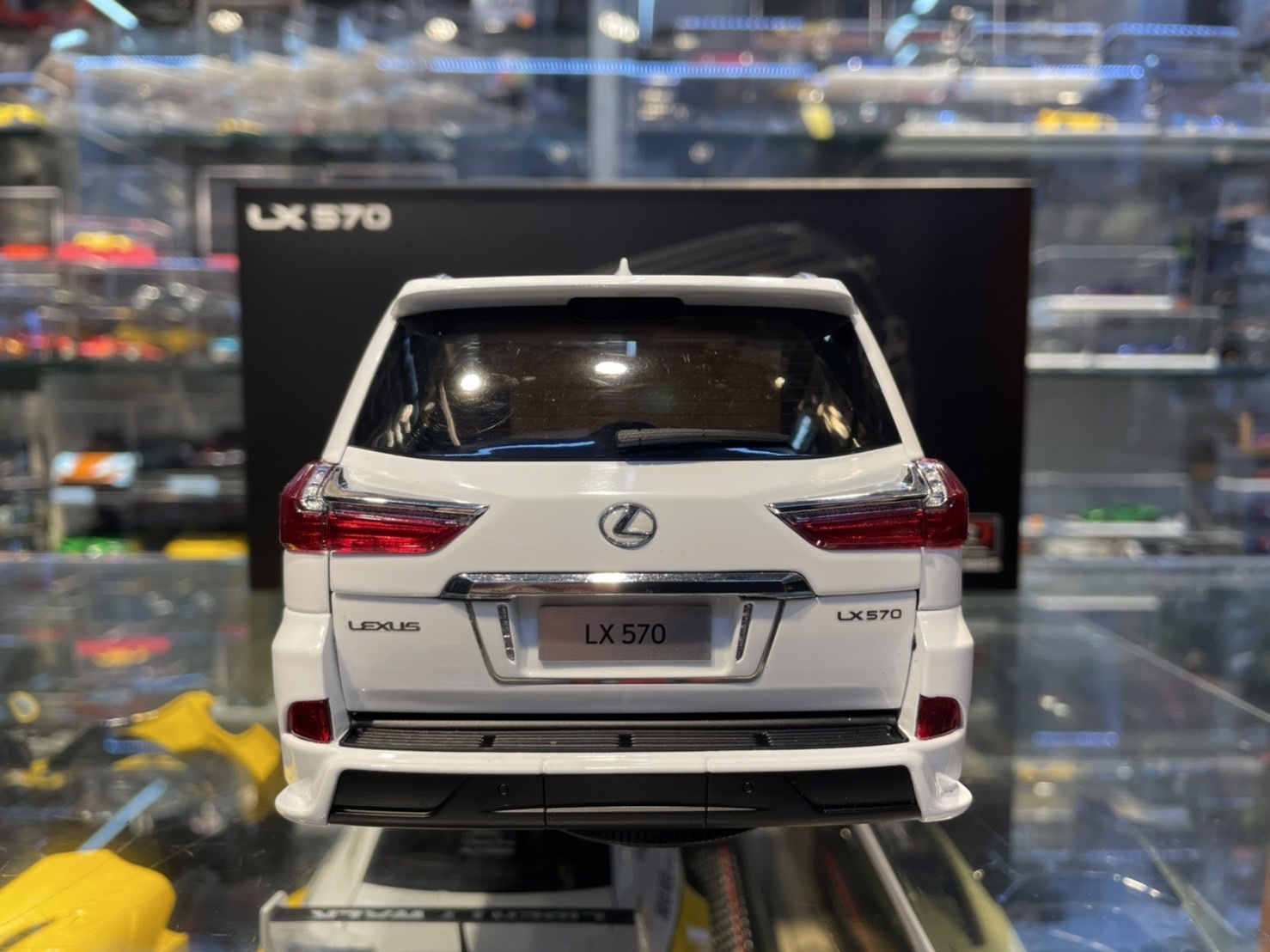 LCD Model Lexus LX570 White LCD18010-WH 1/18