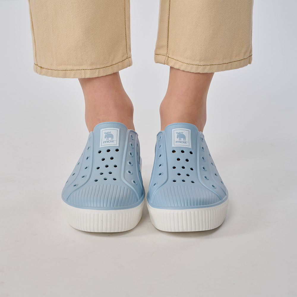 moz瑞典 駝鹿 雙色洞洞餅乾水鞋 (寶寶藍) 全球首創 舒適厚底 防潑水+全防水-附鞋扣