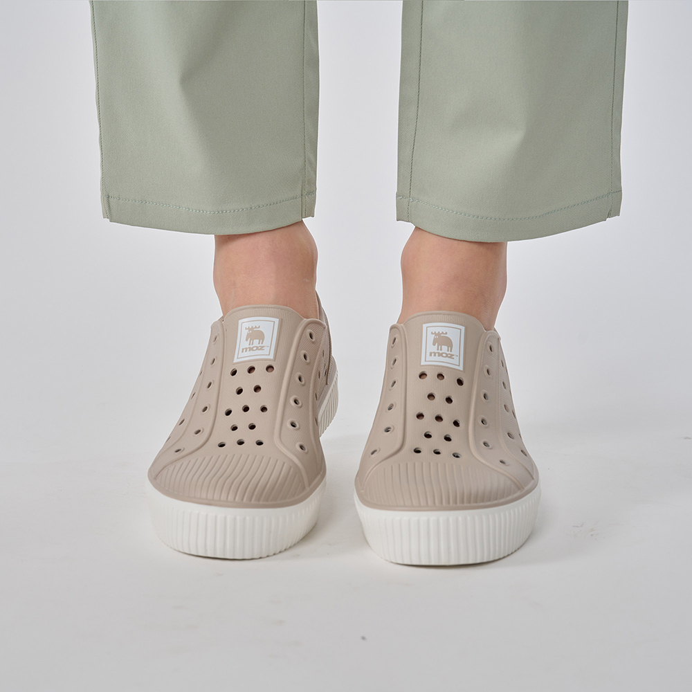 moz瑞典 駝鹿 雙色洞洞餅乾水鞋 (奶茶) 全球首創 舒適厚底 防潑水+全防水-附鞋扣