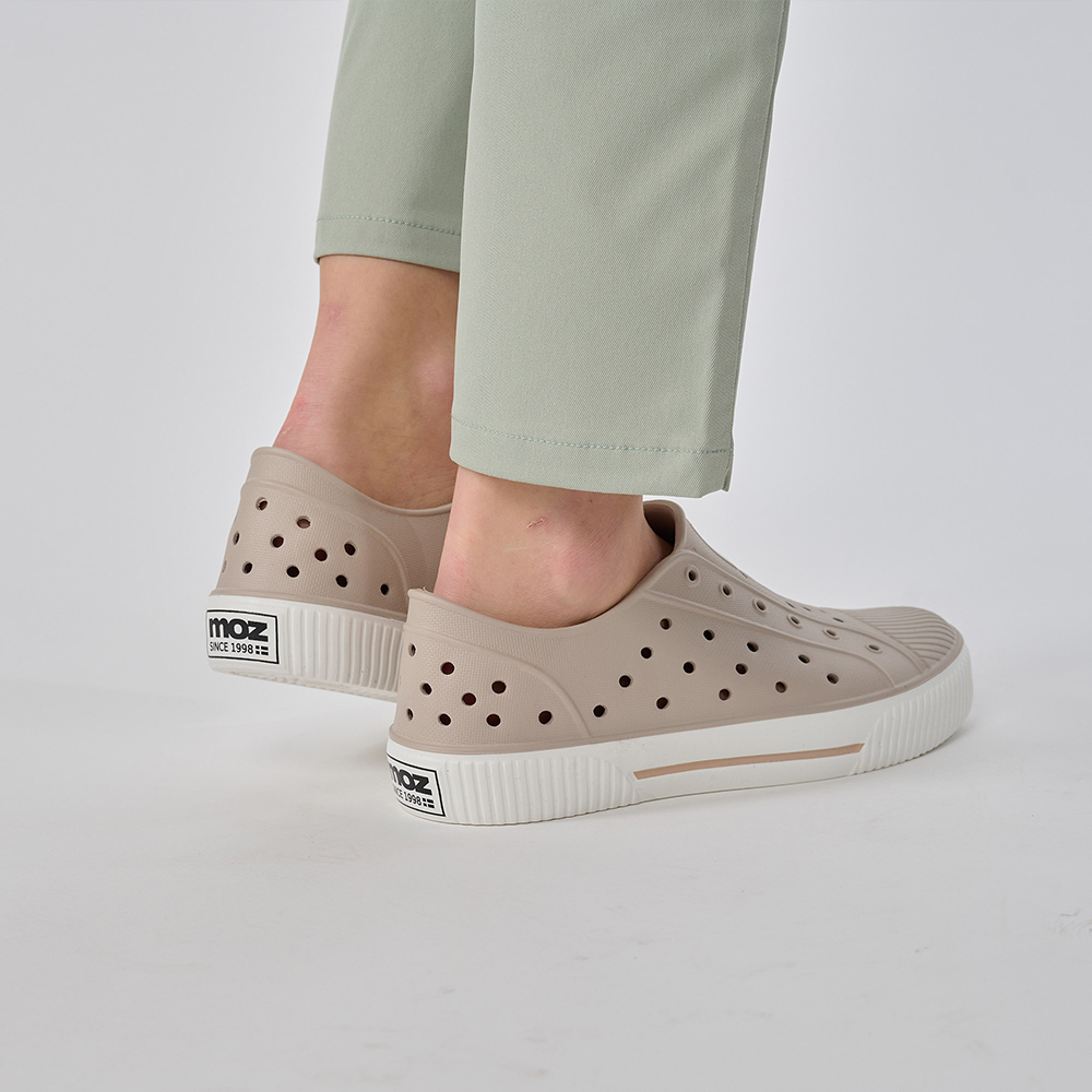 moz瑞典 駝鹿 雙色洞洞餅乾水鞋 (奶茶) 全球首創 舒適厚底 防潑水+全防水-附鞋扣