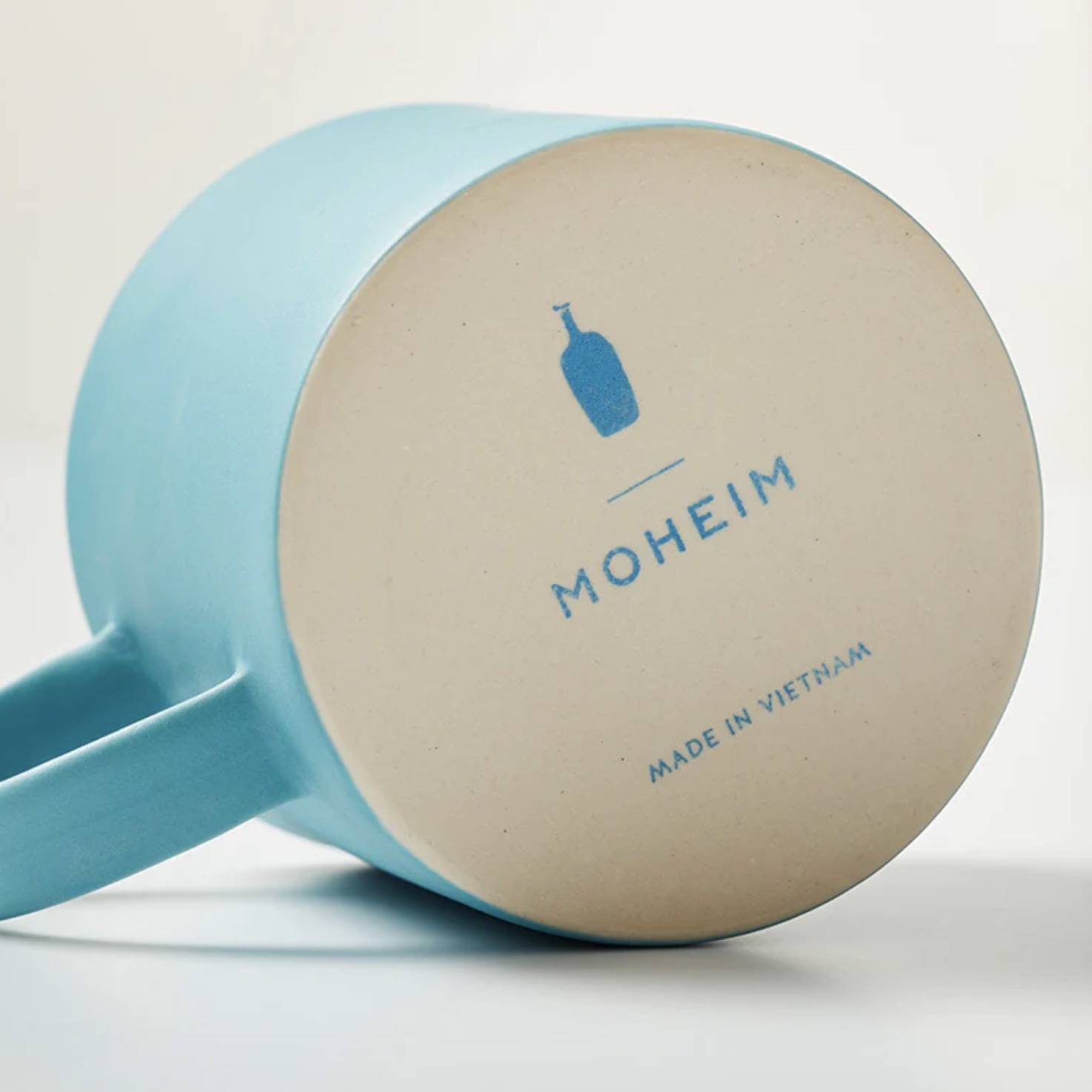 【開放預購】𝗕𝗹𝘂𝗲 𝗕𝗼𝘁𝘁𝗹𝗲 藍瓶陶製馬克杯(經典藍)