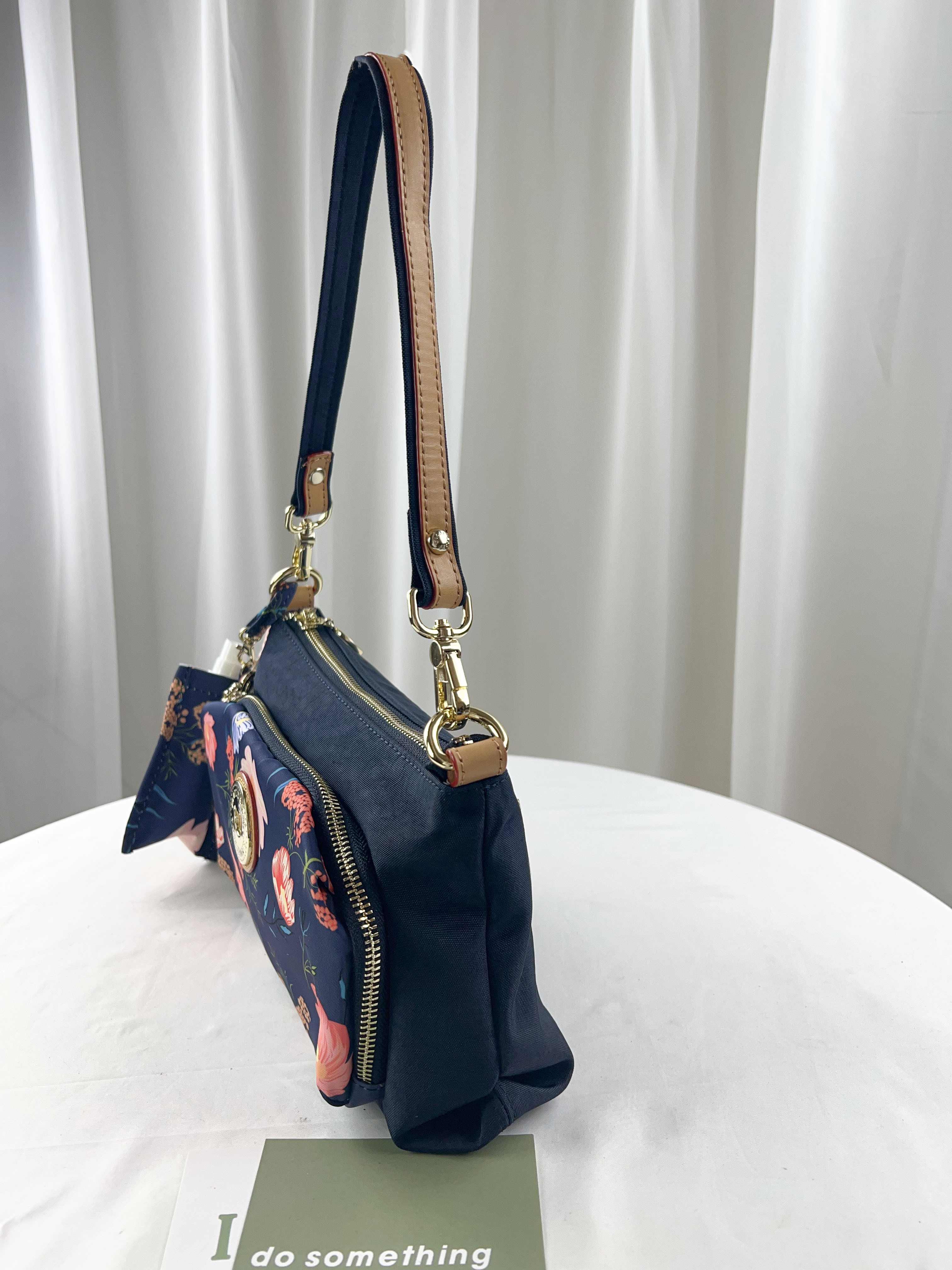 FamilyBear 藍橙花拼色防潑水肩背包 / 側背包 附酒精保護套+酒精瓶 #2813