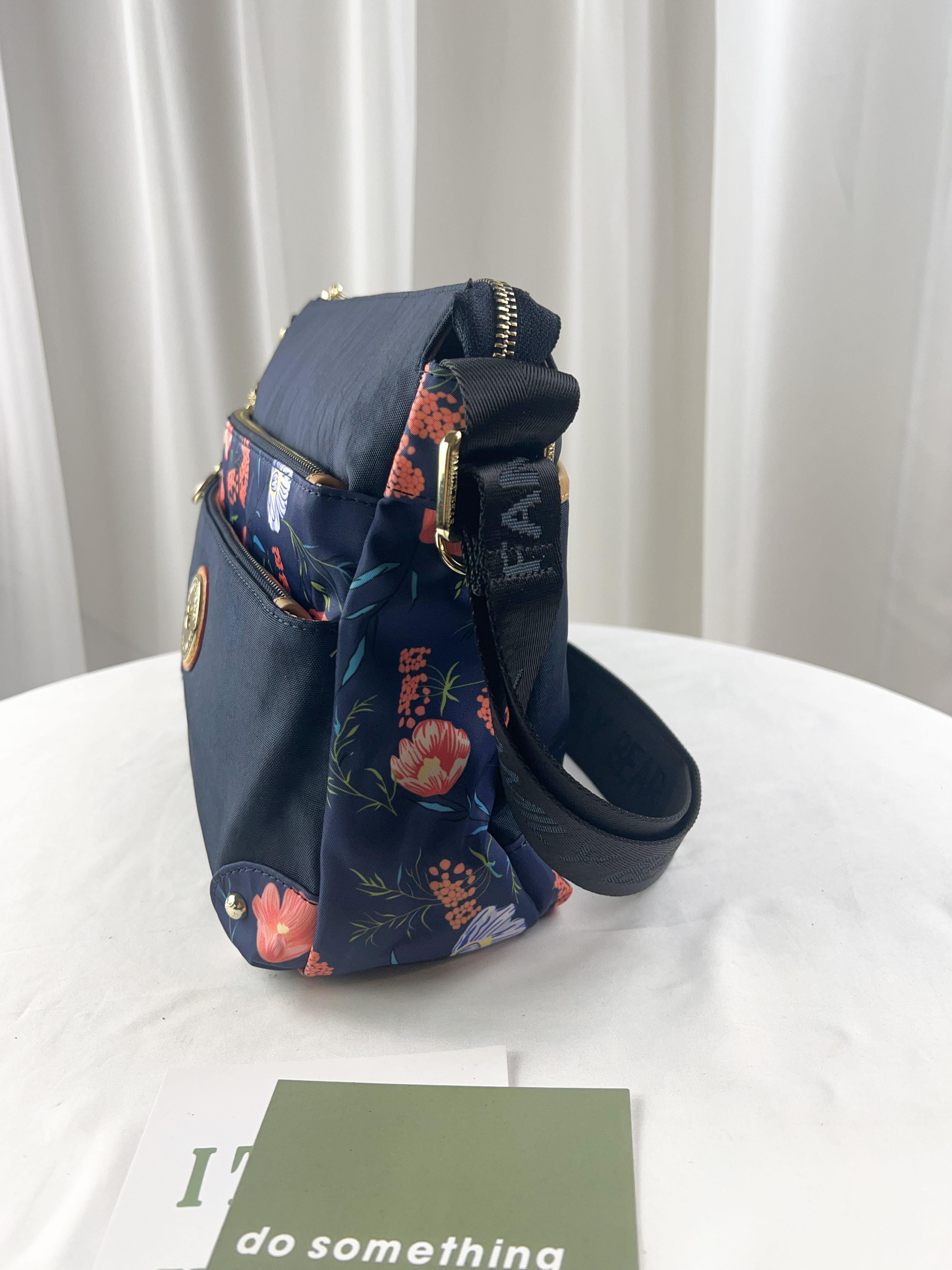 FamilyBear 藍橙花拼色防潑水側背包 附酒精保護套+酒精瓶 #2045