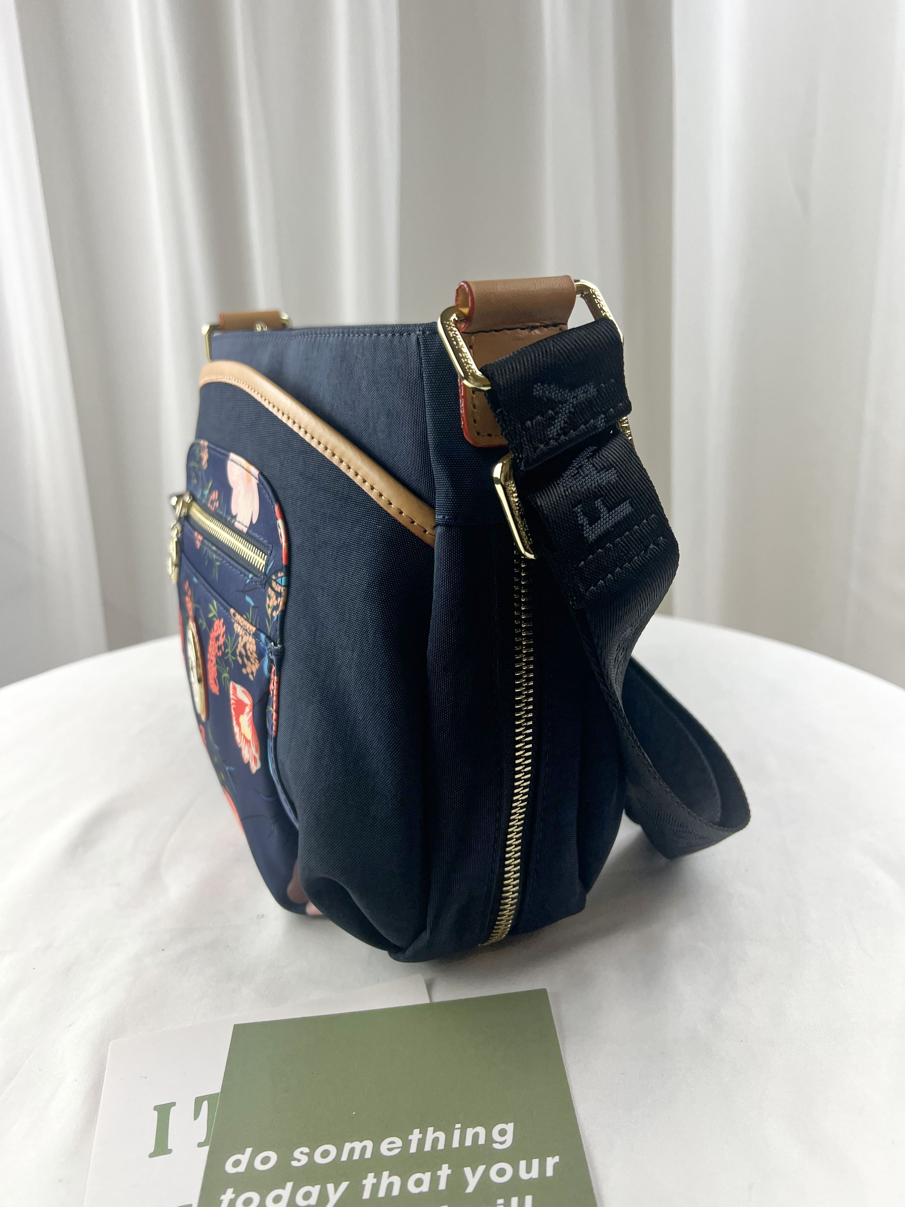 FamilyBear 藍橙花拼色防潑水側背包 附酒精保護套+酒精瓶 #2237