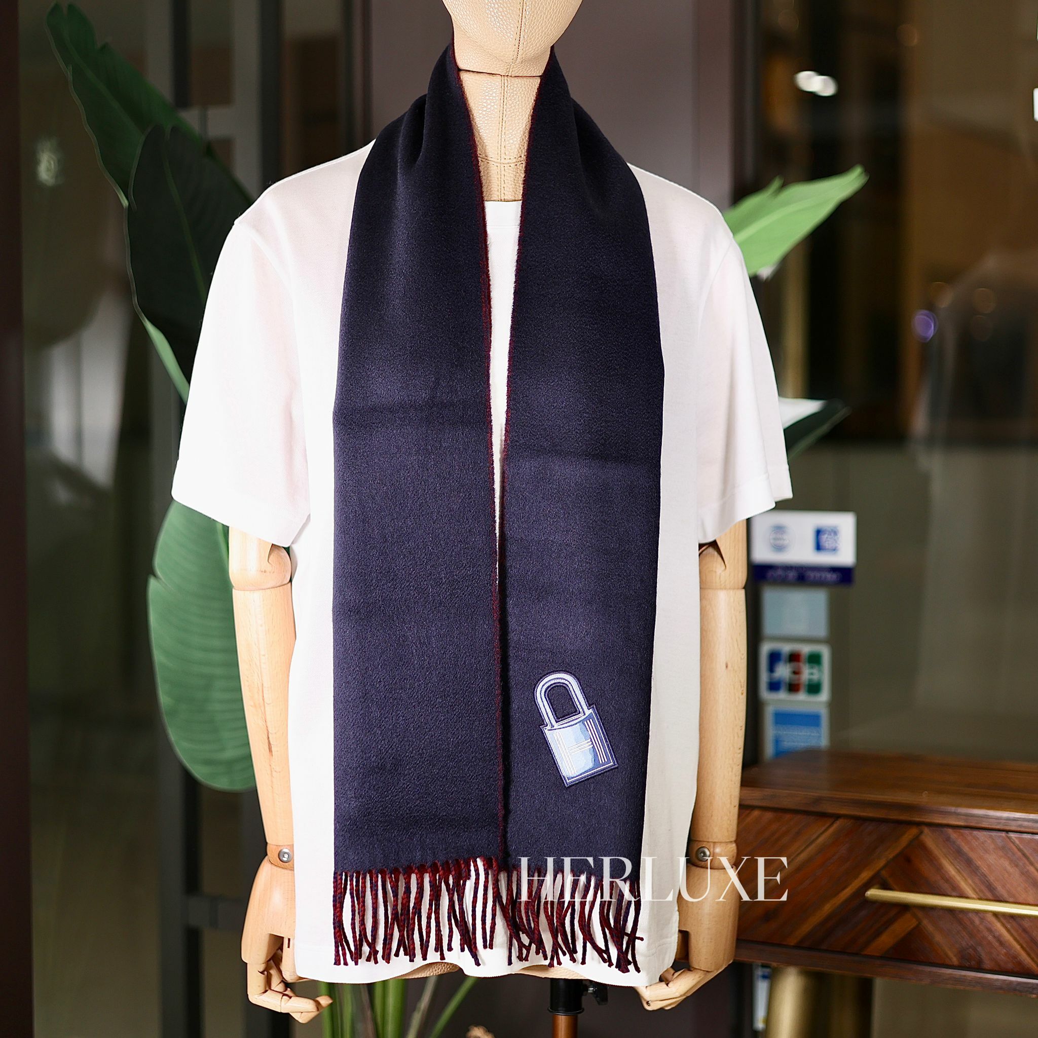 Esharpe Cashmire Patch Lucky Muffler