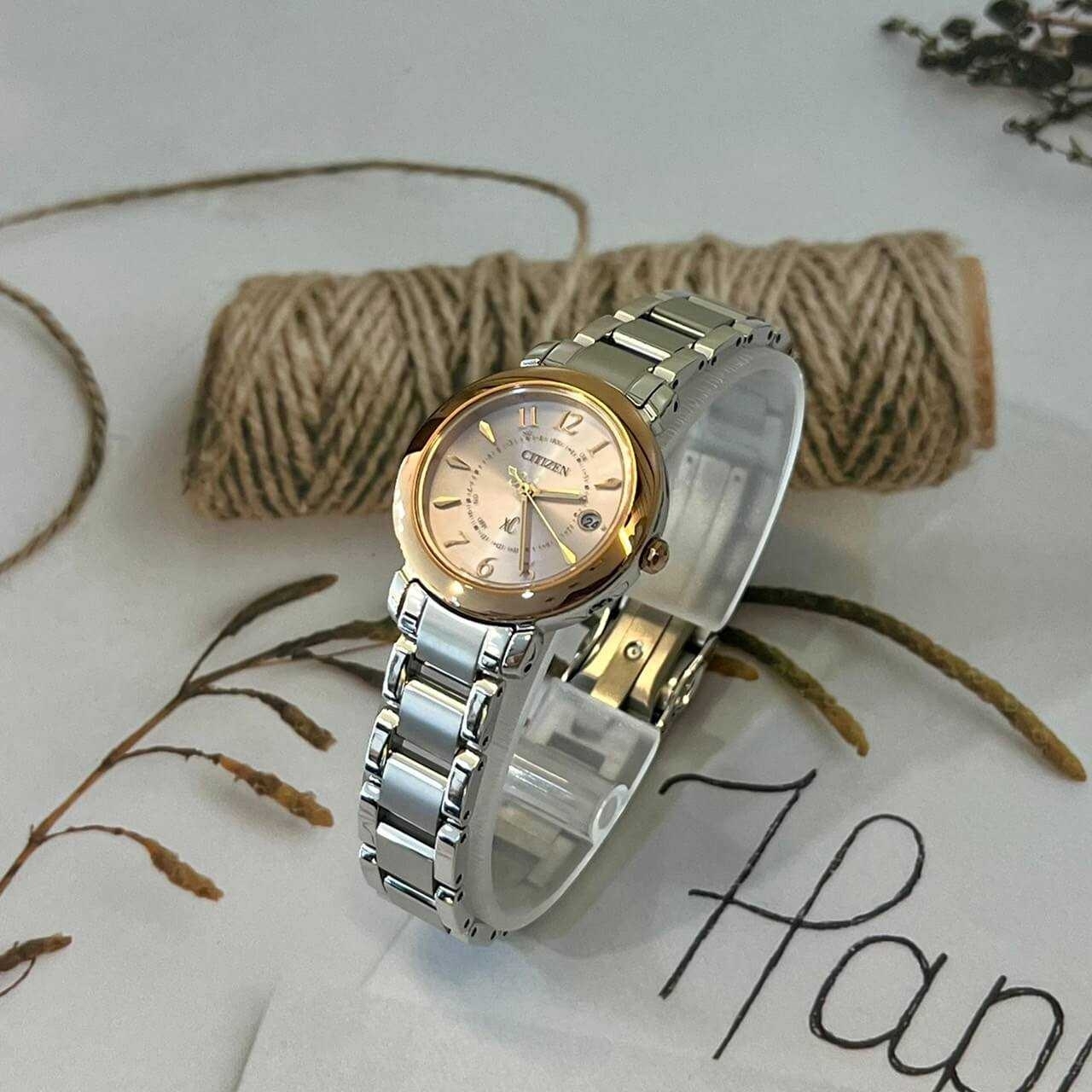 【CITIZEN 星辰】xC都會時尚光動能電波鈦金屬女錶ES9446-54W 30mm 現代鐘錶