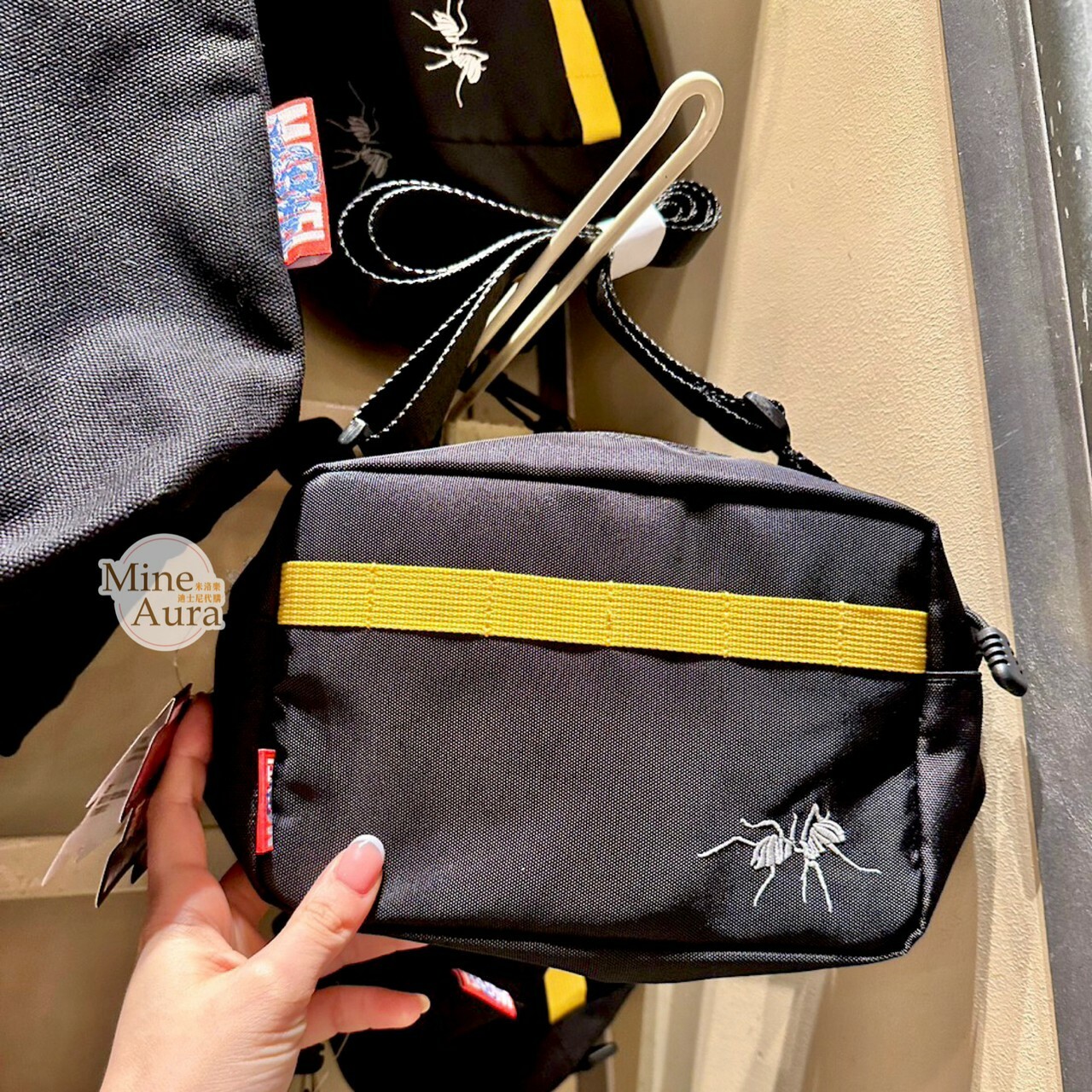 蟻人 Ant-Man 黃蜂女 Wasp 黃織帶設計 黑色 斜背 包 漫威 Marvel -香港迪士尼樂園