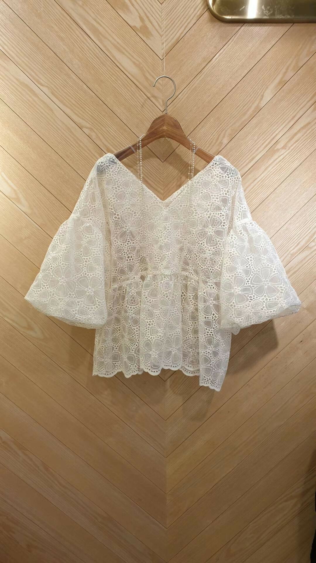 五瓣花蕾絲泡泡袖上衣