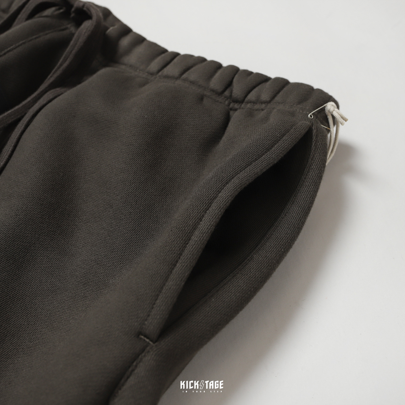 ESSENTIALS SWEATPANTS 碳黑水洗黑抽繩內刷毛棉褲【130BT222020F】