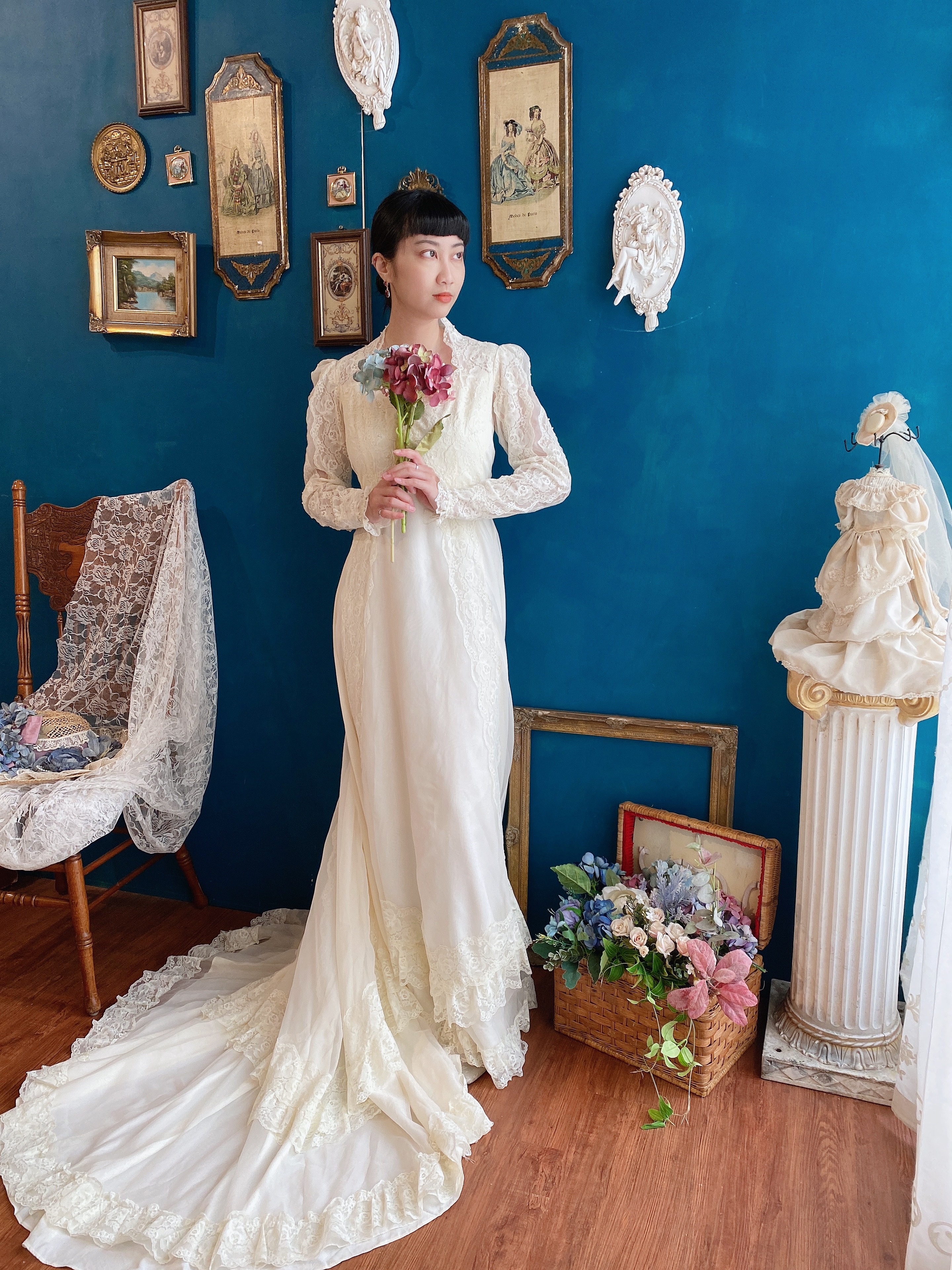 Vintage Wedding Dress / 皇后領公主袖蕾絲透膚拖襬古董婚紗