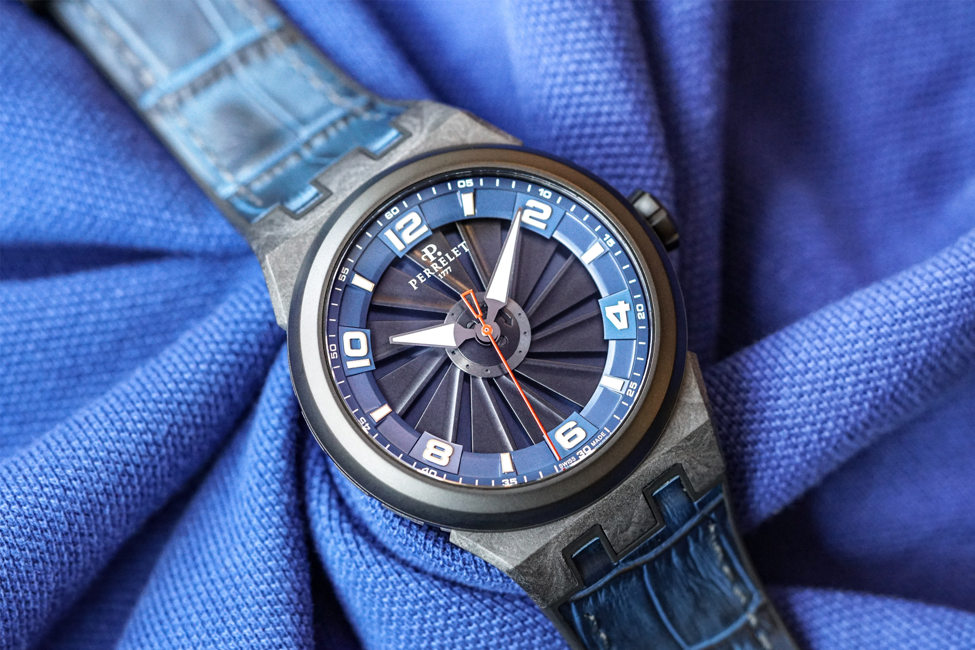 Perrelet 沛力錶全新旋風系列「森林綠旋風碳纖維」、「午夜藍旋風碳纖維」閃亮登場