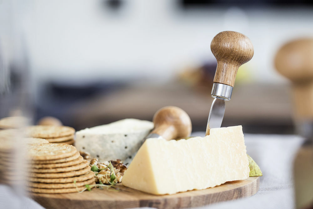 Sagaform-橡木手把起司甜點餐刀組,適合聚會與朋友一同享用起司點心