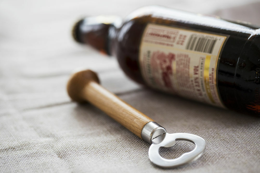 Sagaform-橡木開瓶器,可以搭配紅酒更可以搭配玻璃裝啤酒,營造歐洲風格