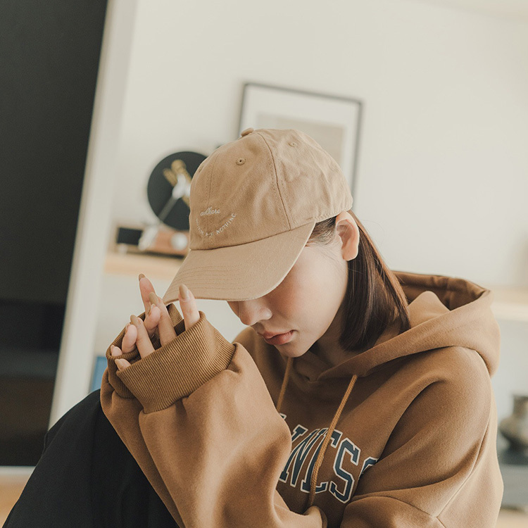 草寫英文字棒球帽