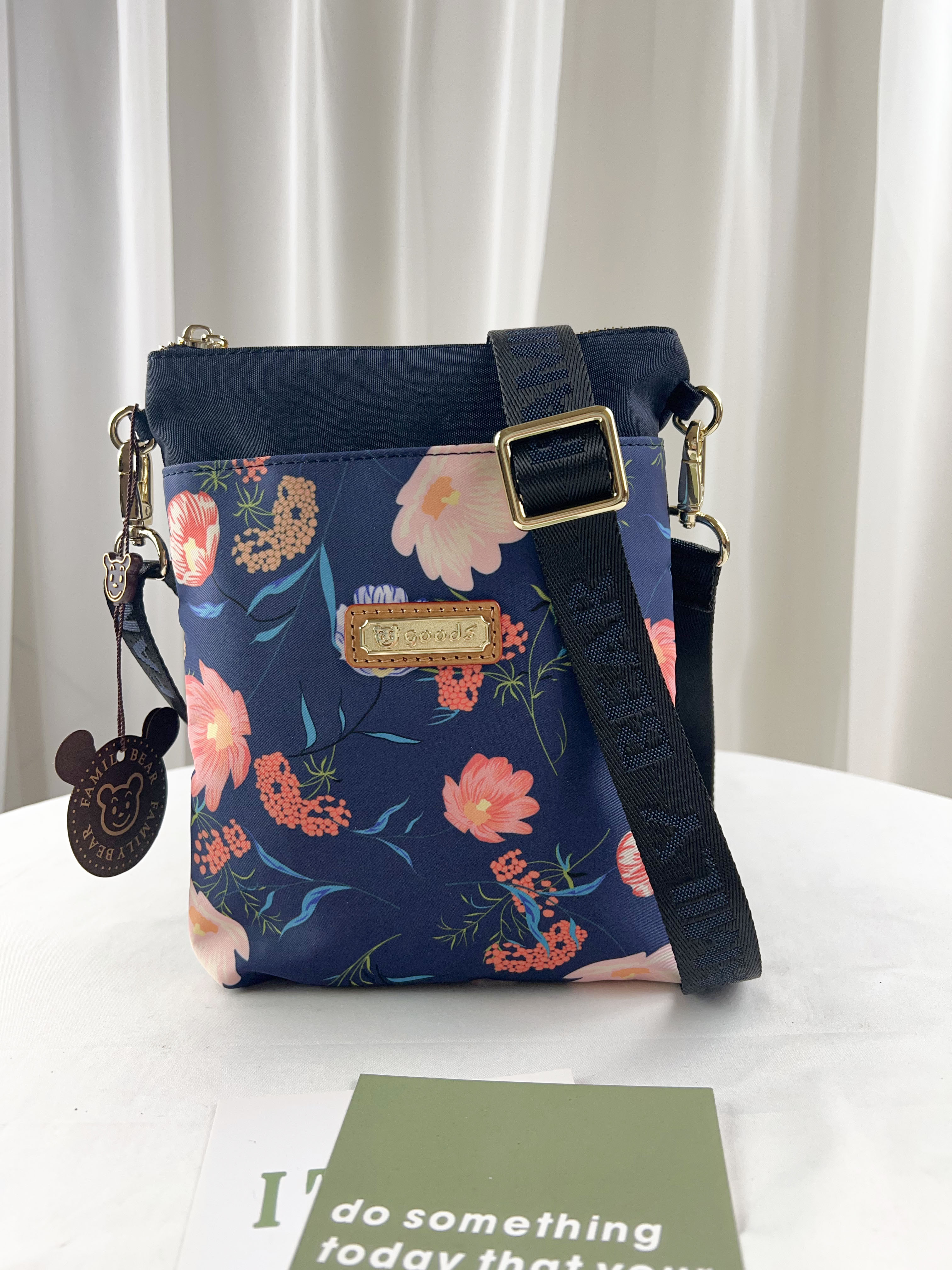 FamilyBear 藍橙花拼色防潑水單層側背包 / 手機袋 #2231