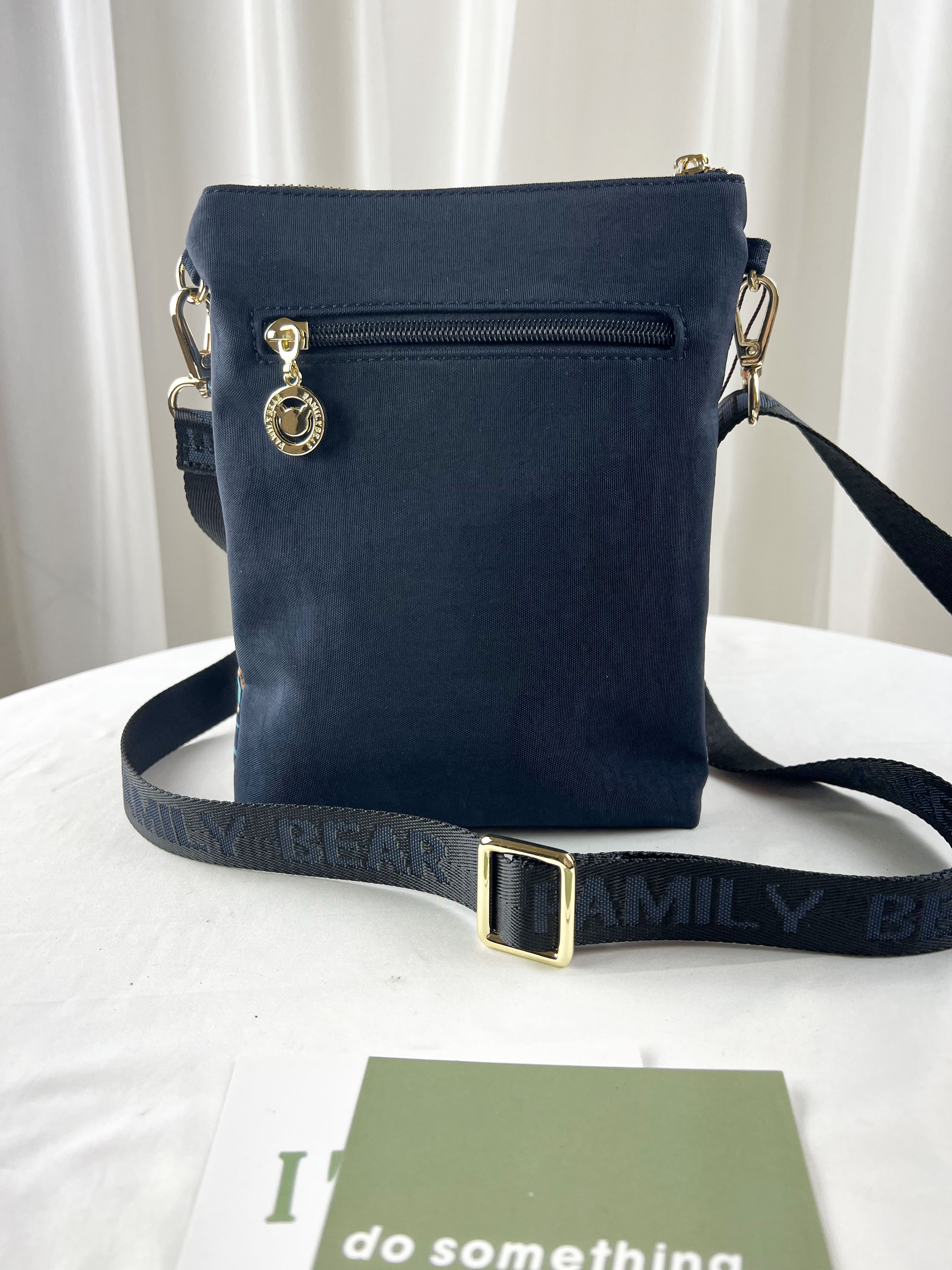 FamilyBear 藍橙花拼色防潑水單層側背包 / 手機袋 #2231