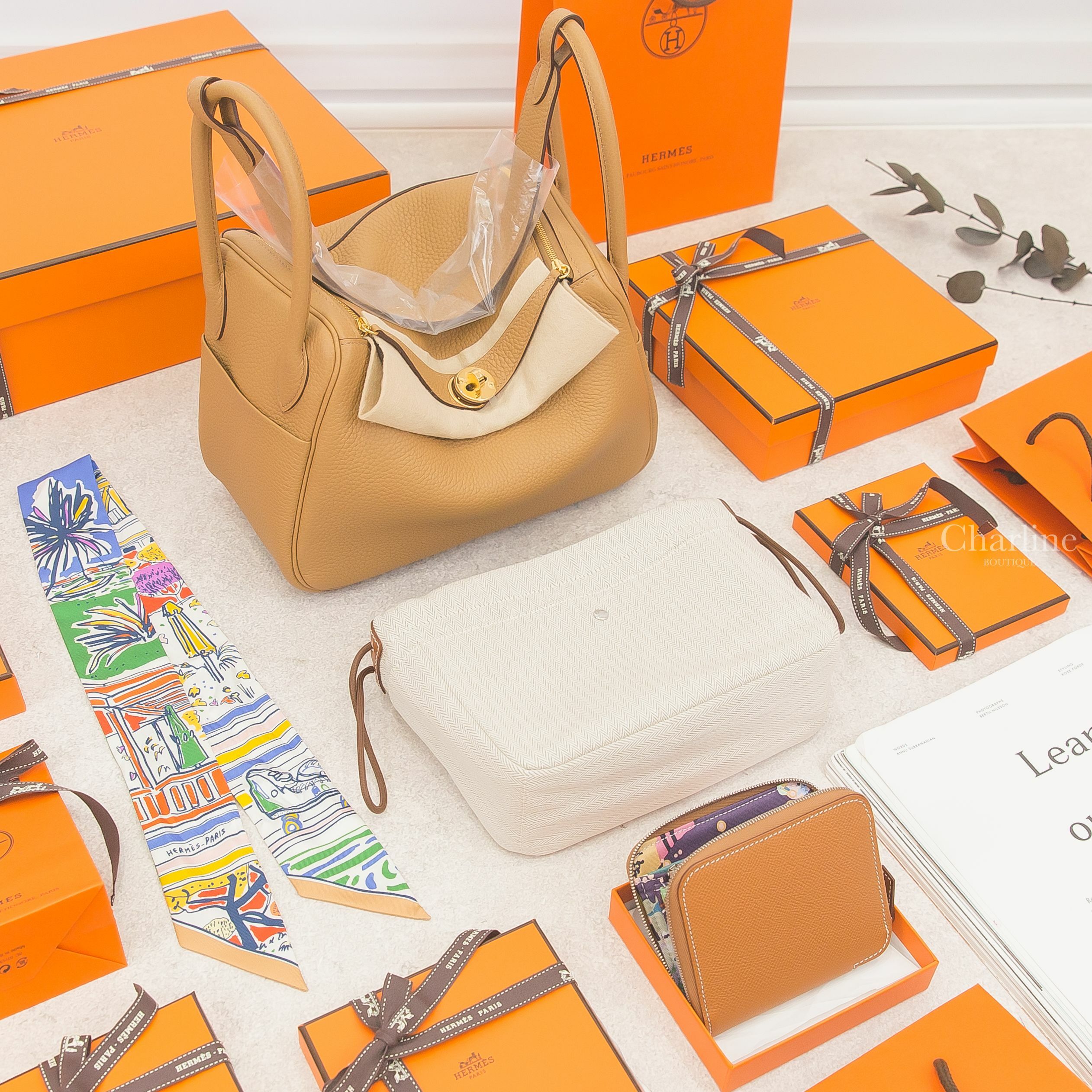 Hermès Lindy 餅乾色金釦,Hermès Twilly 綠色/藍色/彩色/手繪塗鴉絲巾,Hermès Fourbi 自然色小型帆布拼棕色小牛皮內袋,Hermès Wallet 焦糖色絲巾拉鍊短夾-Charline Boutique 精品代購