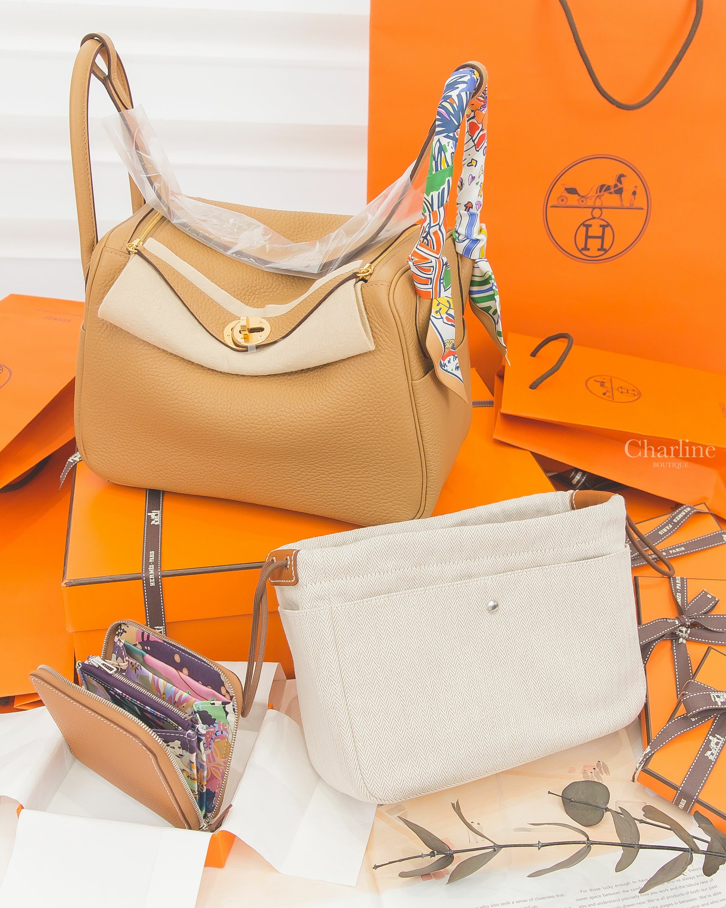 Hermès Lindy 餅乾色金釦,Hermès Twilly 綠色/藍色/彩色/手繪塗鴉絲巾,Hermès Fourbi 自然色小型帆布拼棕色小牛皮內袋,Hermès Wallet 焦糖色絲巾拉鍊短夾-Charline Boutique 精品代購