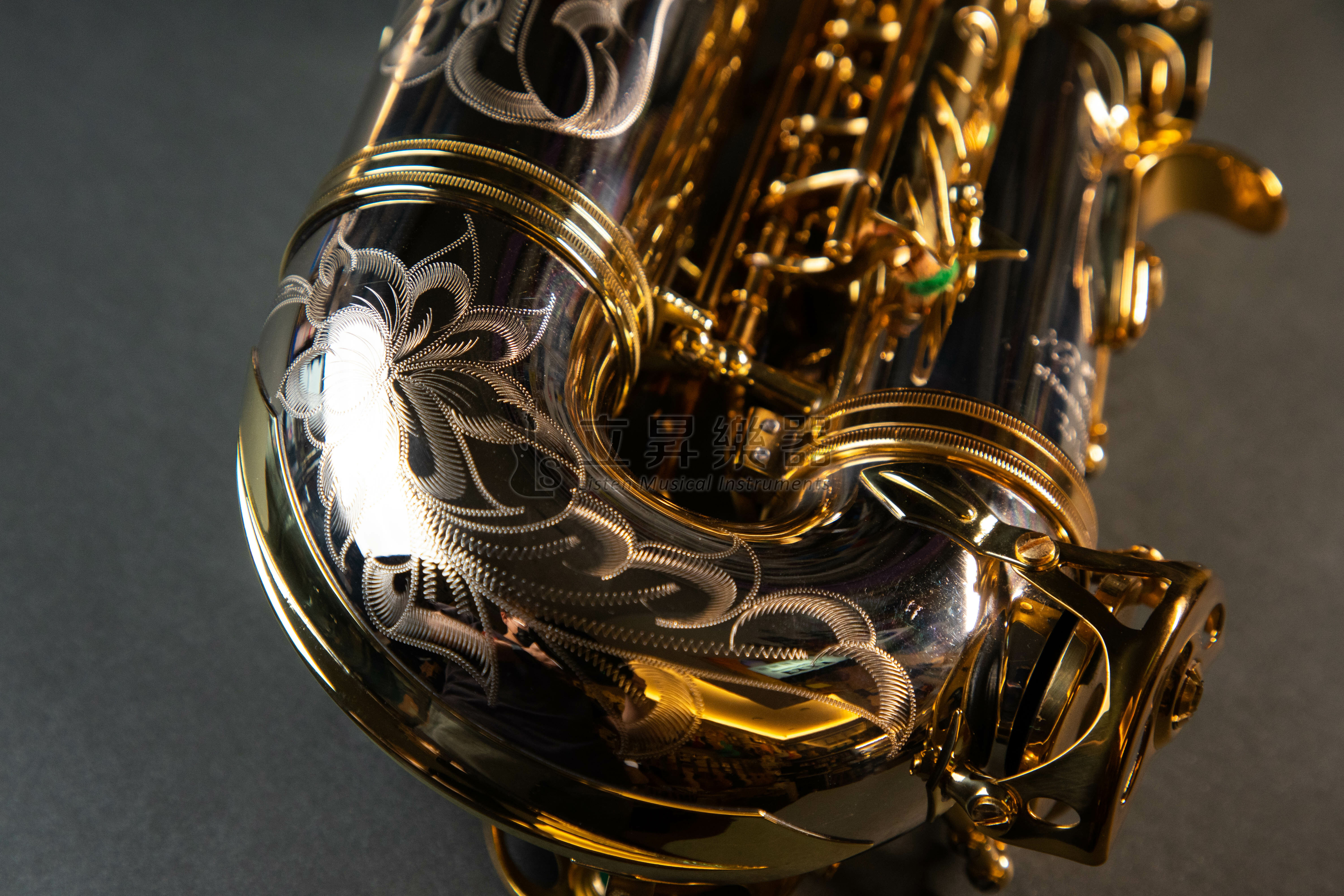 【展示特價】台灣手工薩克斯風 Houli MEI GUAN instrument 中音黃銅薩克斯風 Alto Saxophone 附拉桿帶輪硬盒 台灣製 Made in Taiwan 第 4 張圖片｜三峽銅管 / 管樂