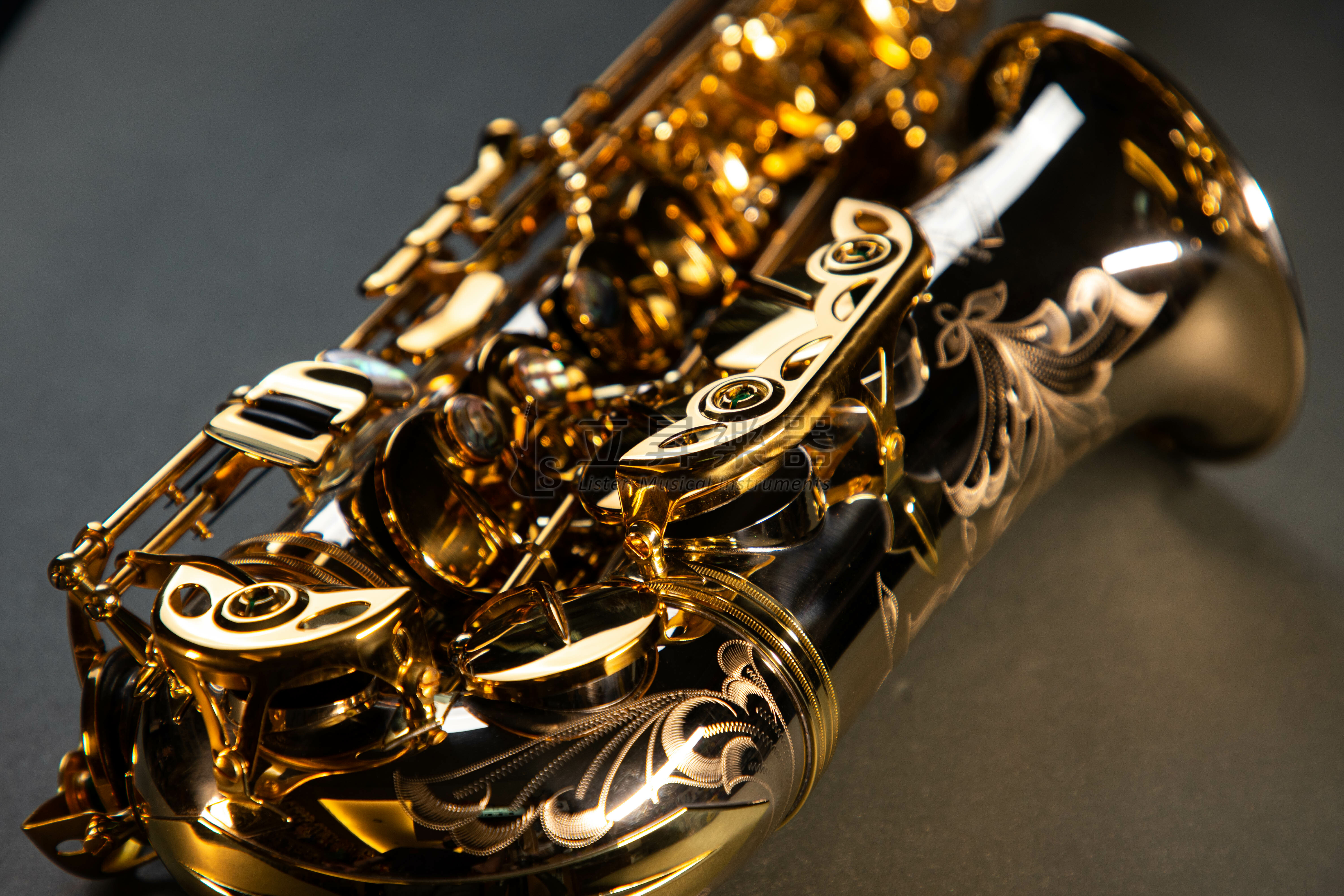 【展示特價】台灣手工薩克斯風 Houli MEI GUAN instrument 中音黃銅薩克斯風 Alto Saxophone 附拉桿帶輪硬盒 台灣製 Made in Taiwan 第 3 張圖片｜三峽銅管 / 管樂
