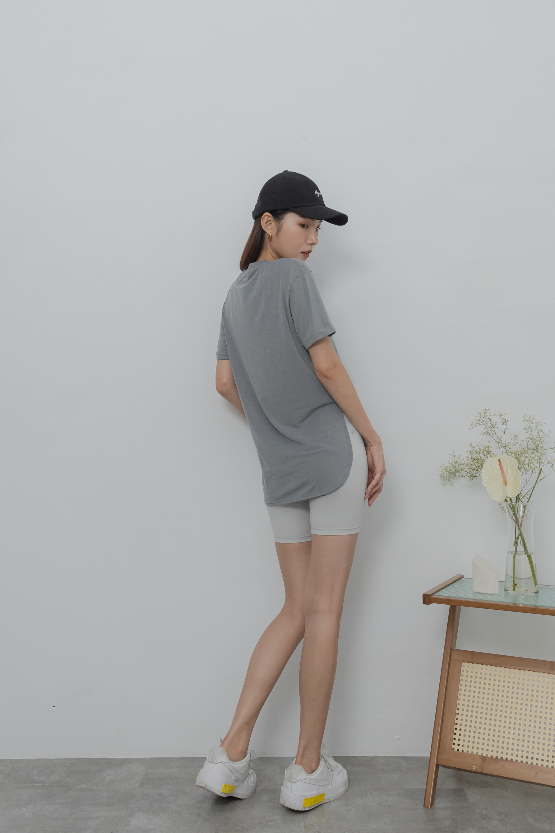 輕透長版圓弧下擺上衣- 灰綠