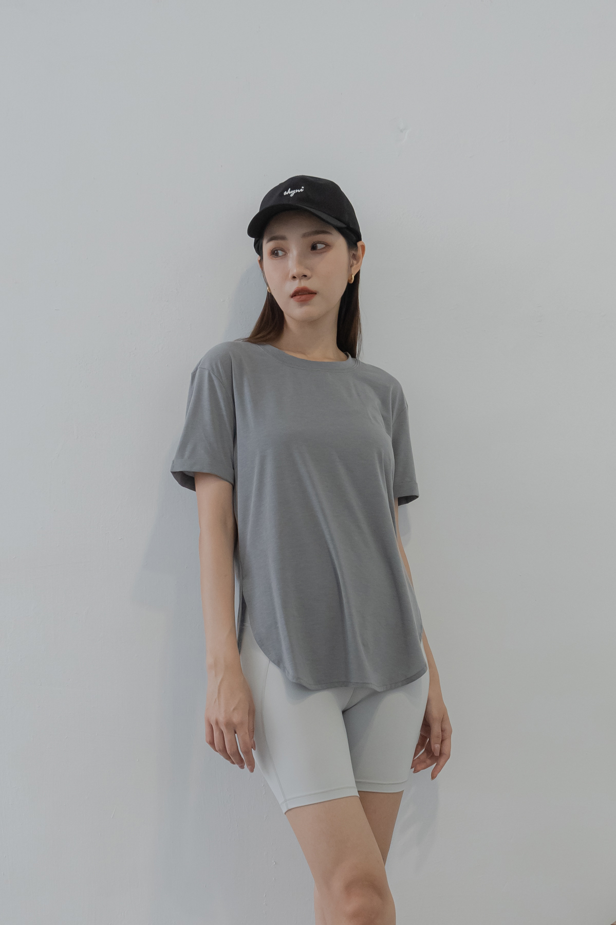 輕透長版圓弧下擺上衣- 灰綠