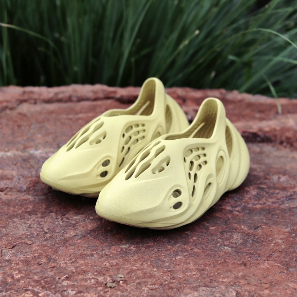 Adidas YEEZY FOAM RUNNER "SULFUR" 米黃 硫磺 洞洞鞋 GV6775