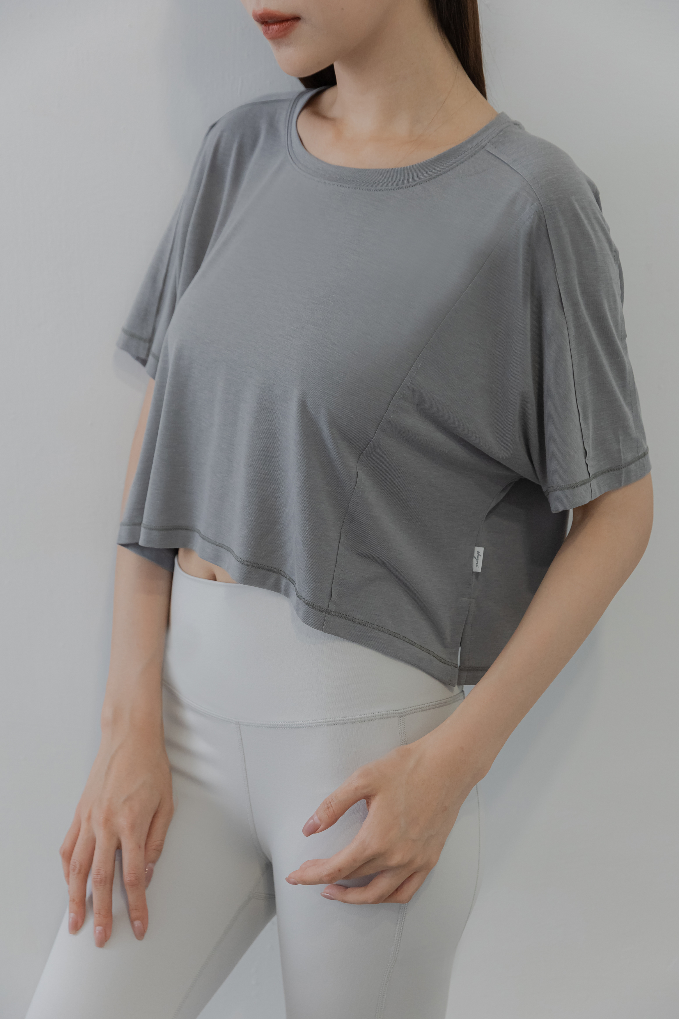 輕透短版毛邊設計上衣- 灰綠