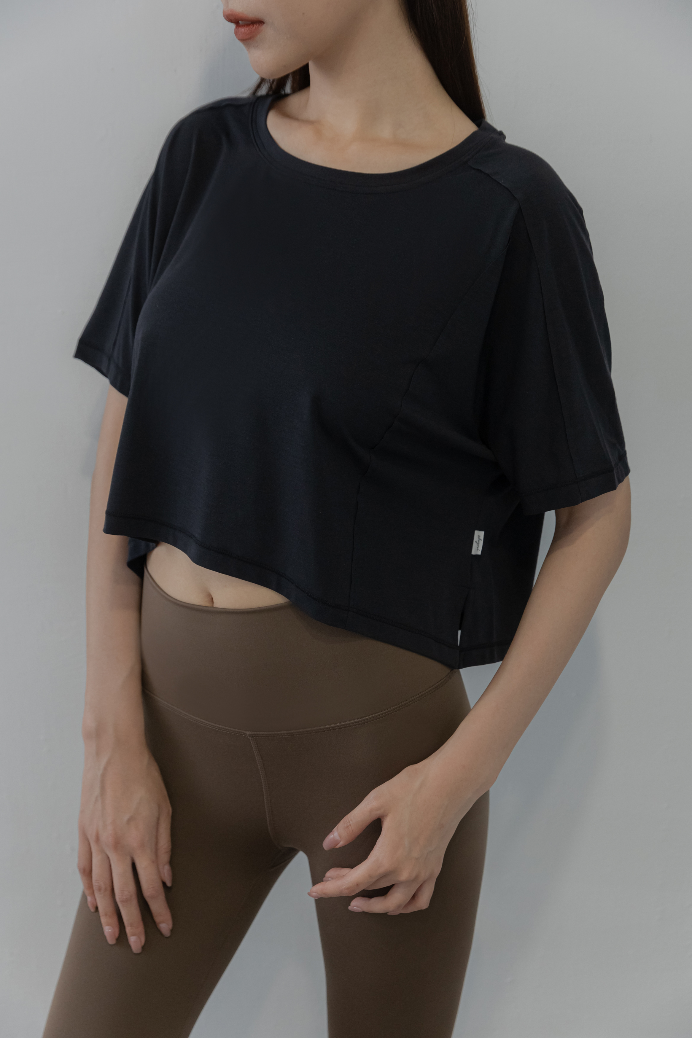 輕透短版毛邊設計上衣- 正黑