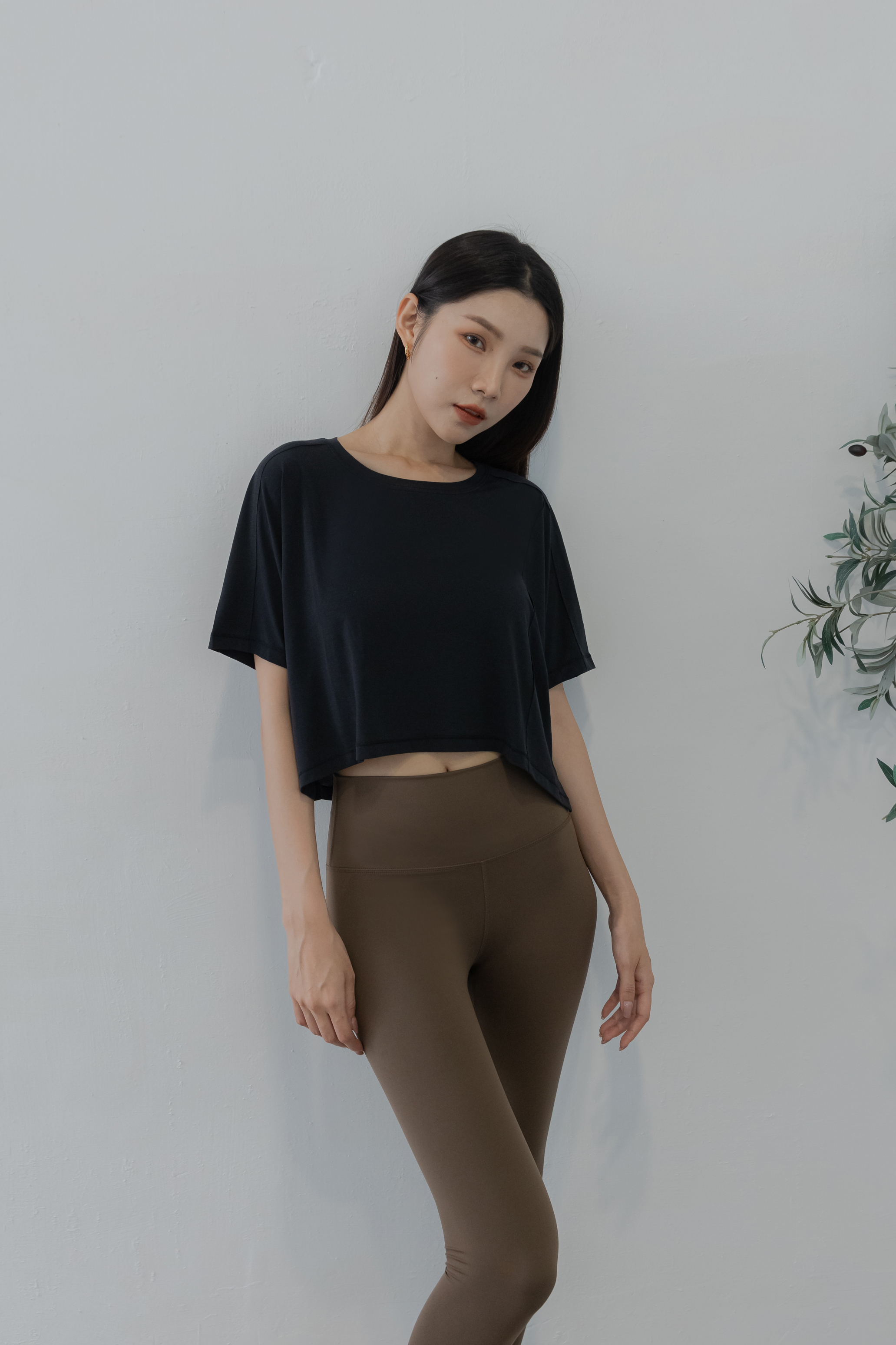 輕透短版毛邊設計上衣- 正黑