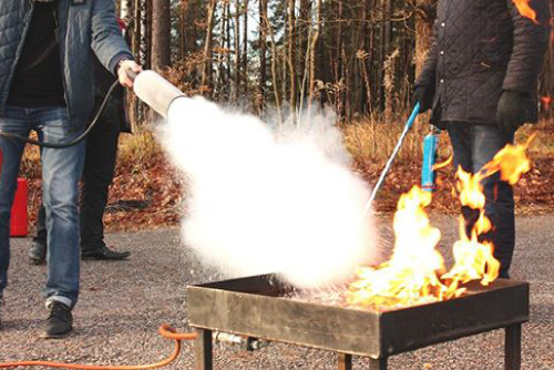 二氧化碳滅火器是什麼？一篇文讓你清楚二氧化碳滅火器與使用方法！