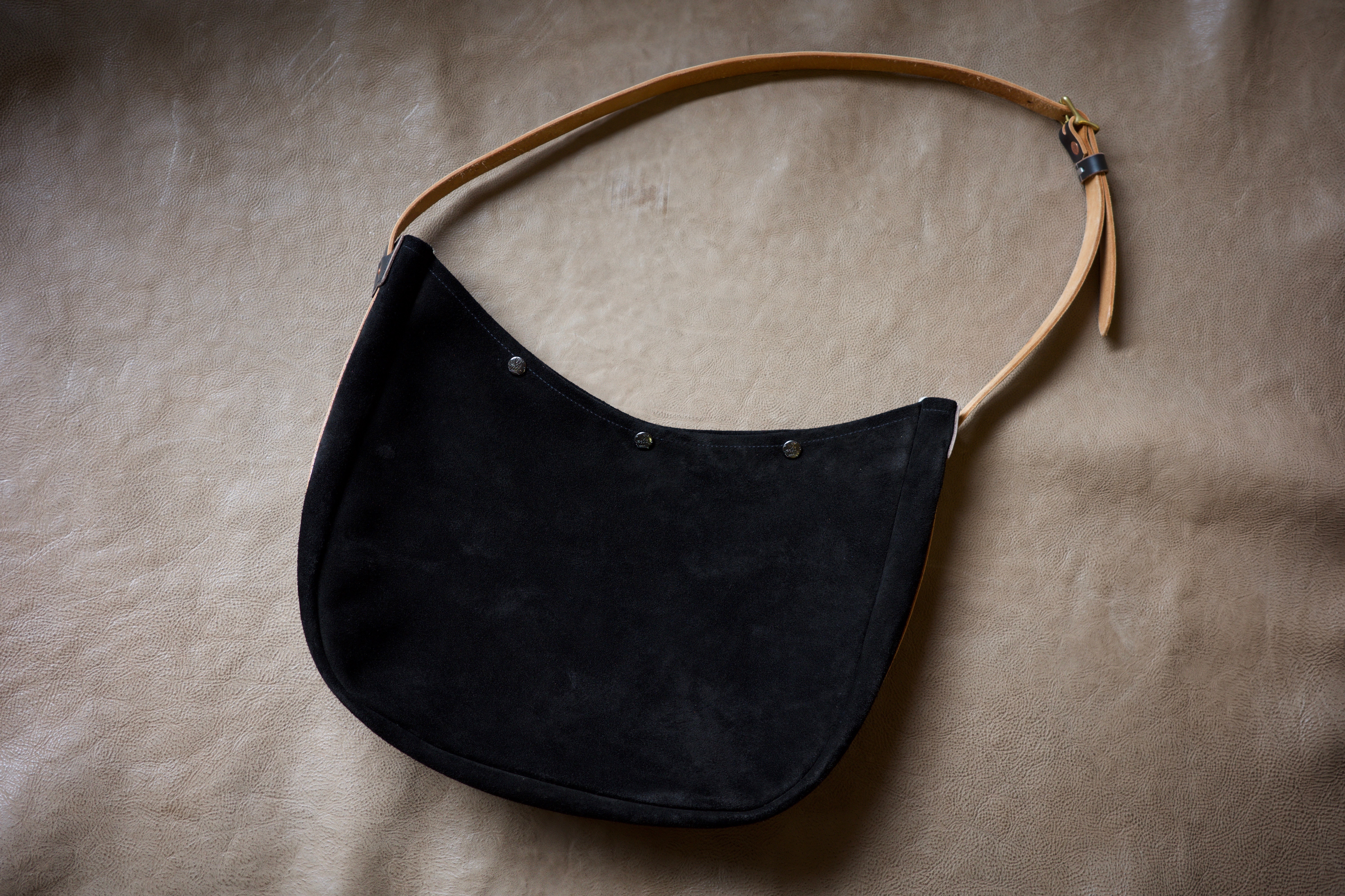 S.F.K 半月型包 ／麂皮黑 (Suede/Black) 分大小兩款，須事先詢問現貨數量或預定後製作 pre-order