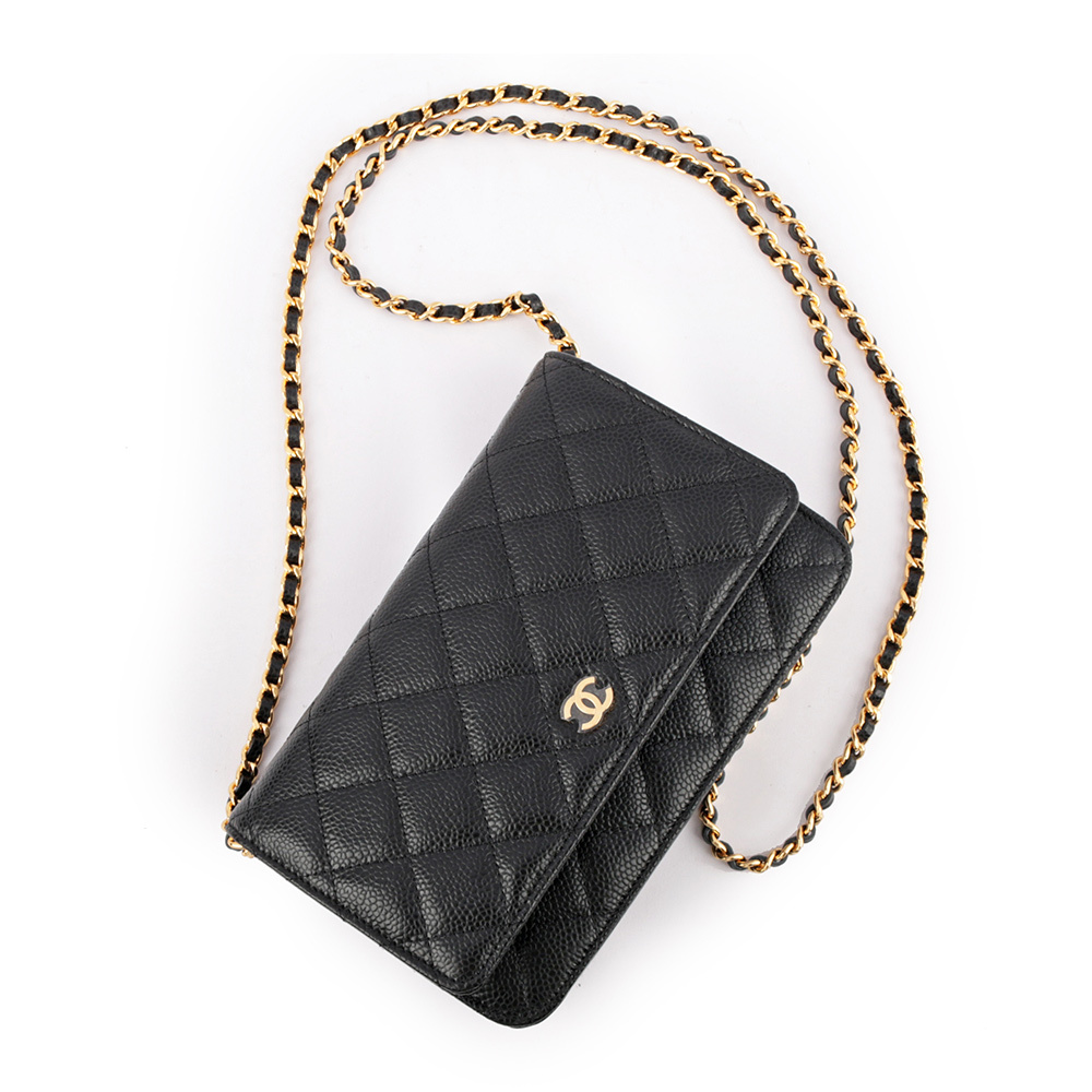 【CHANEL】經典CC Logo淡金釦荔枝皮革WOC(黑色)